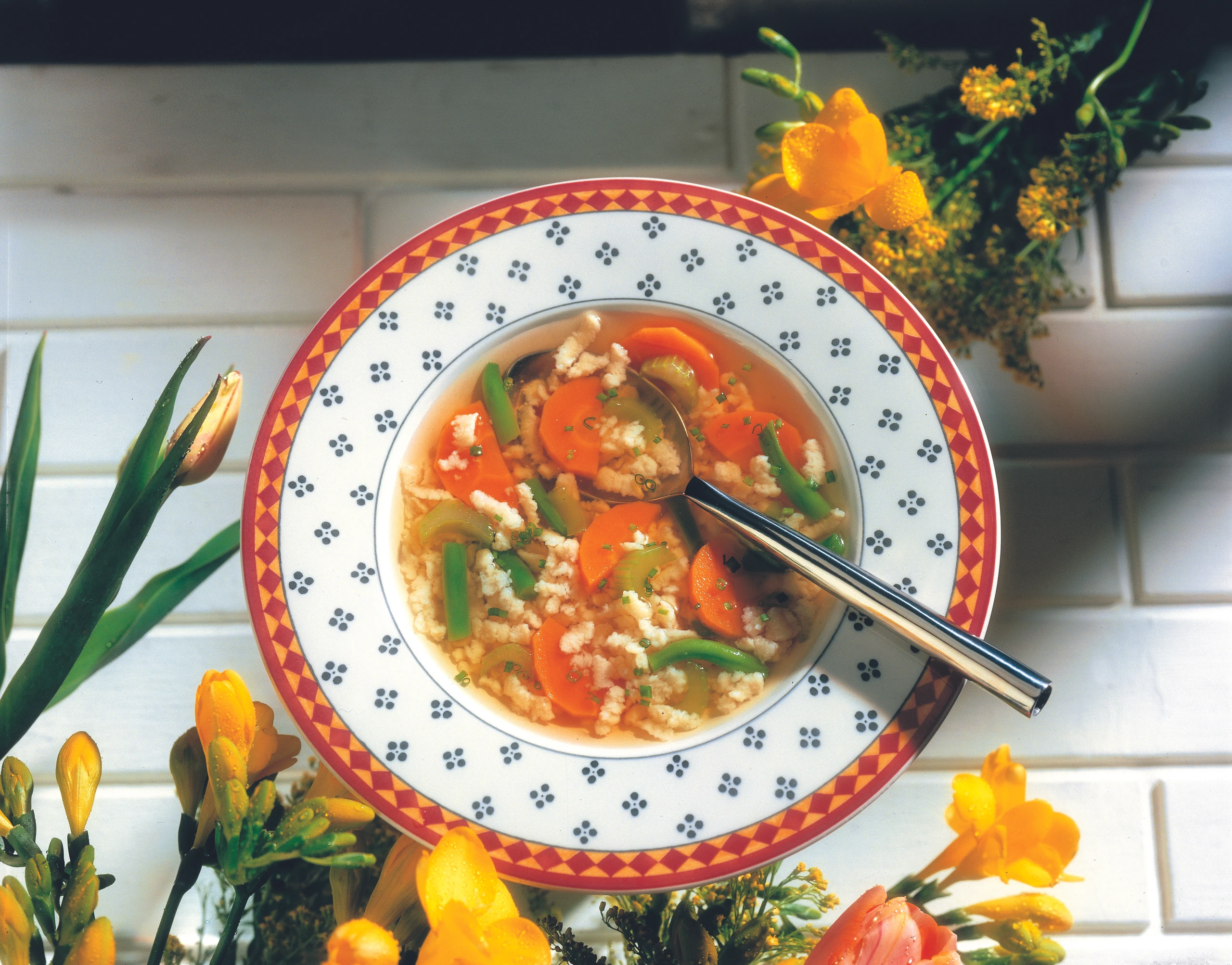 Gemüsesuppe mit Käsegersteln