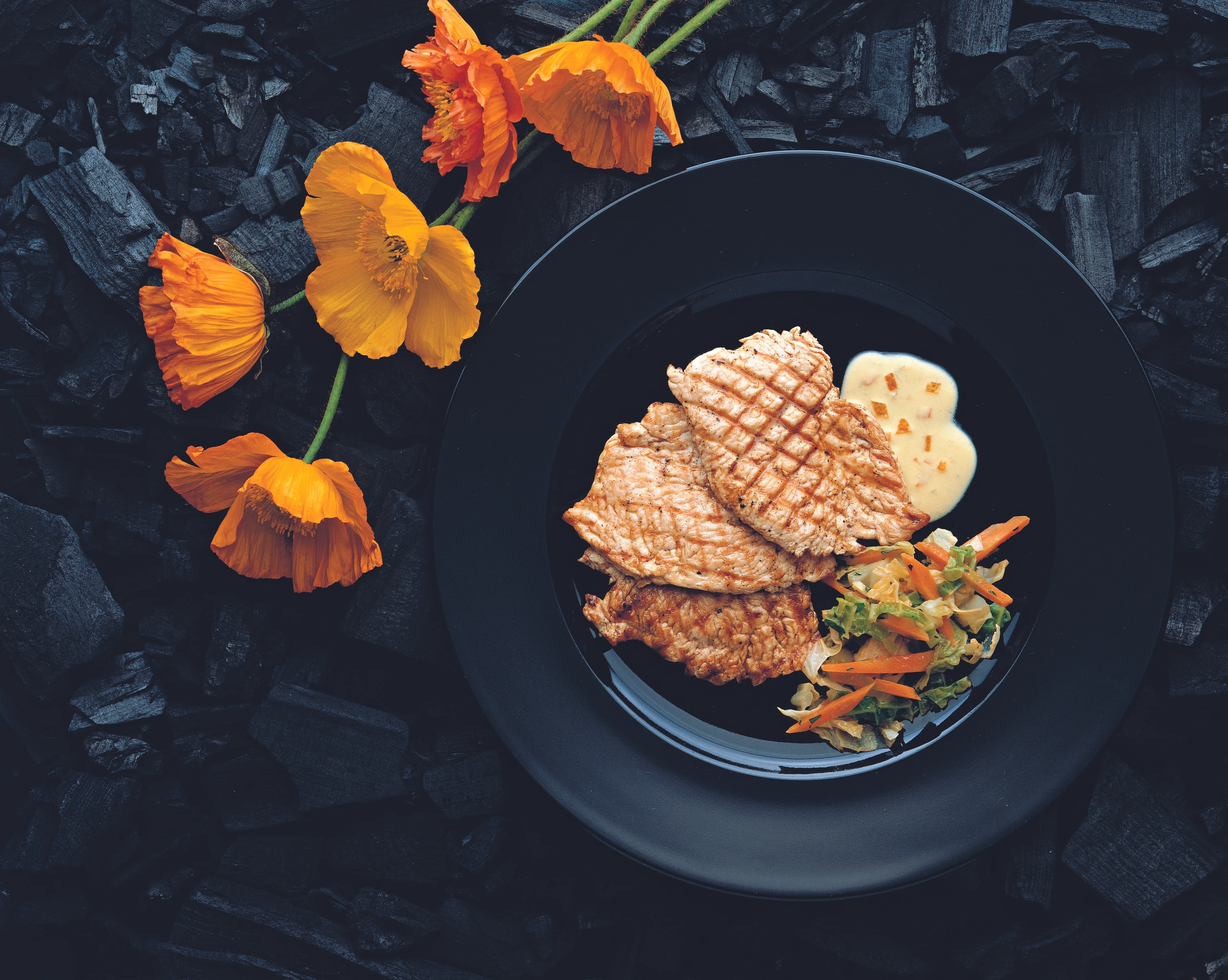 Truthahnschnitzel mit Honigmarinade und Kohl-Karottensalat