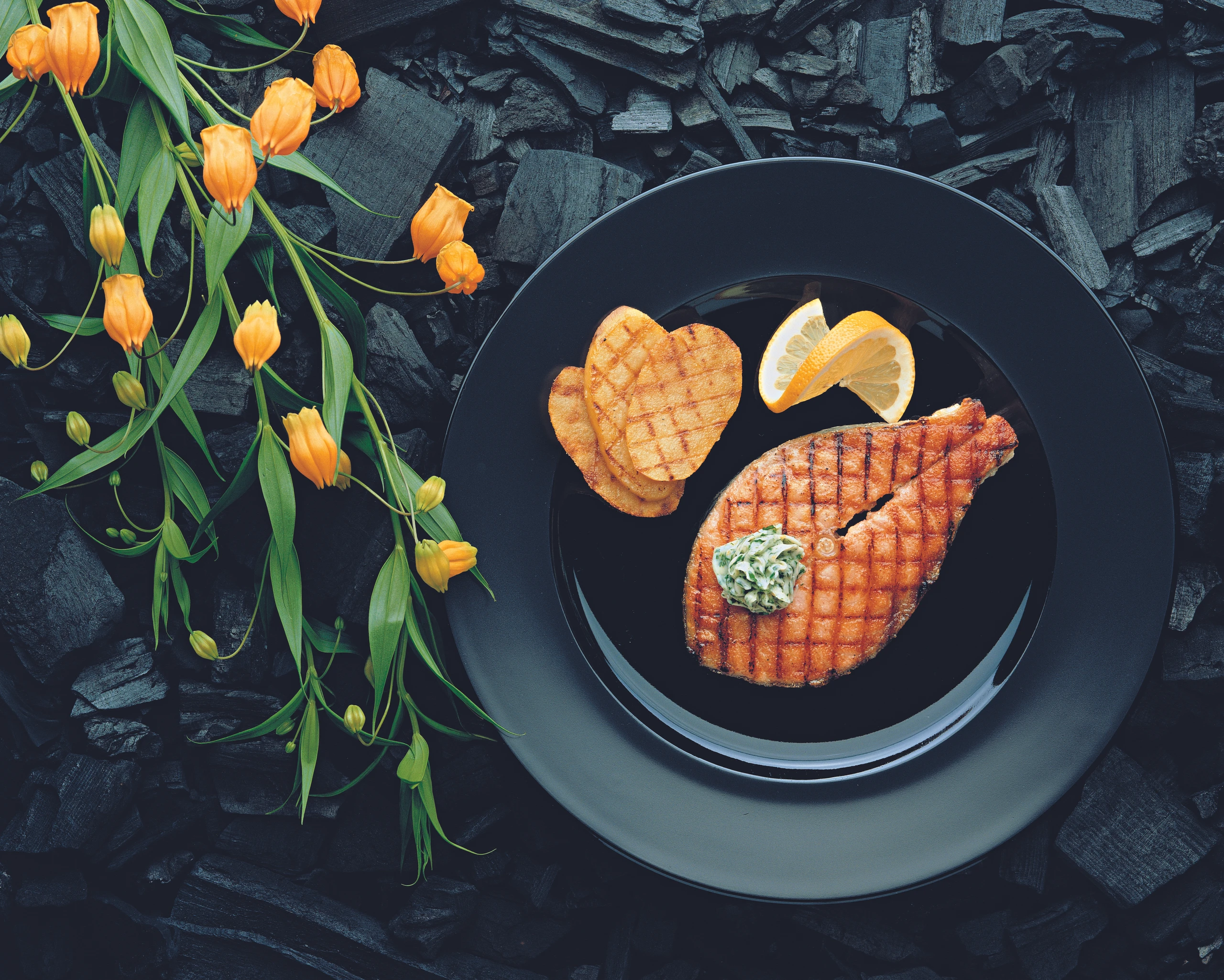 Gegrillter Lachs mit Petersilbutter