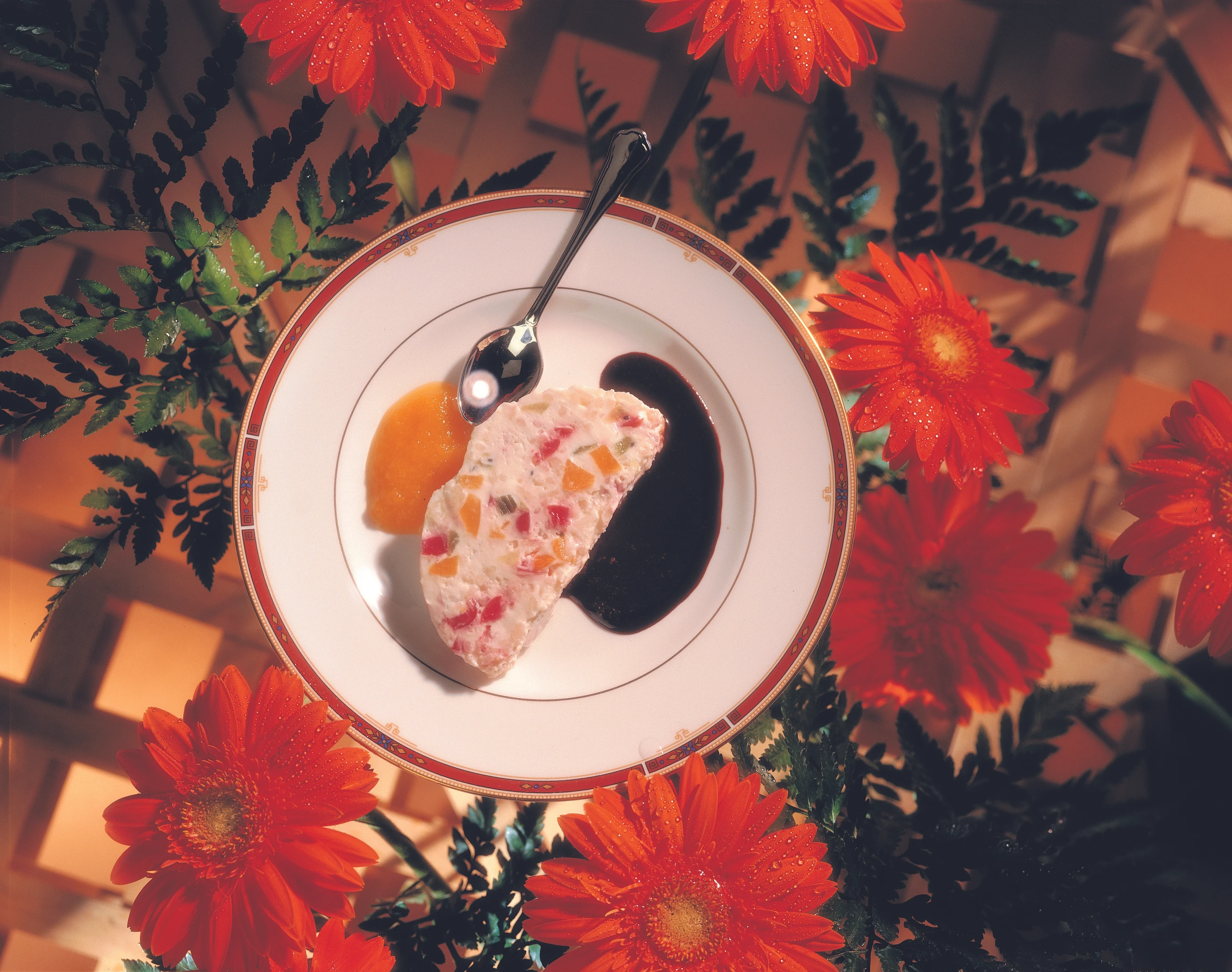 Süße Reisterrine mit Früchten