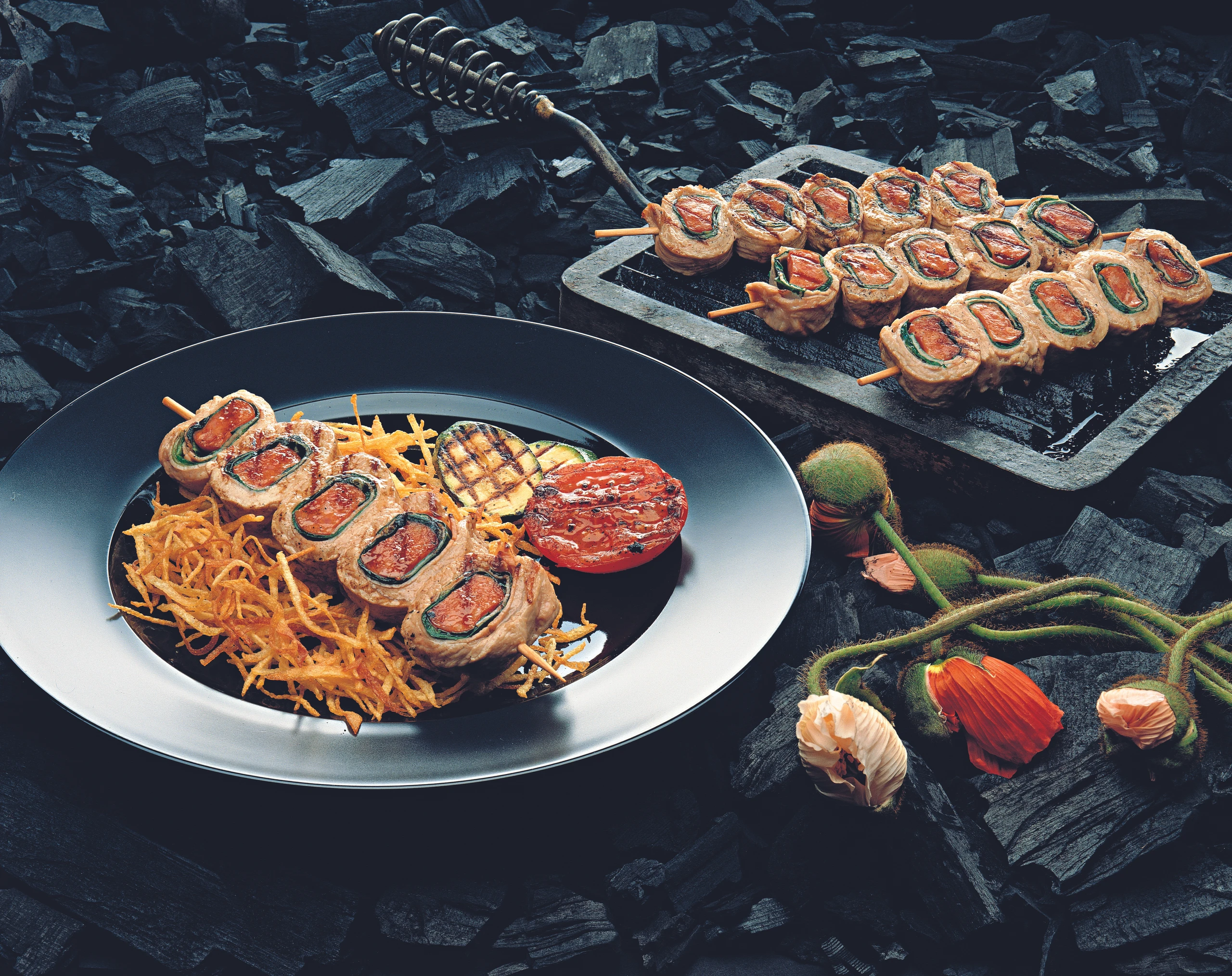 Gerollte Grillspieße mit Kalbsschnitzerl, Spinat und Debreziner