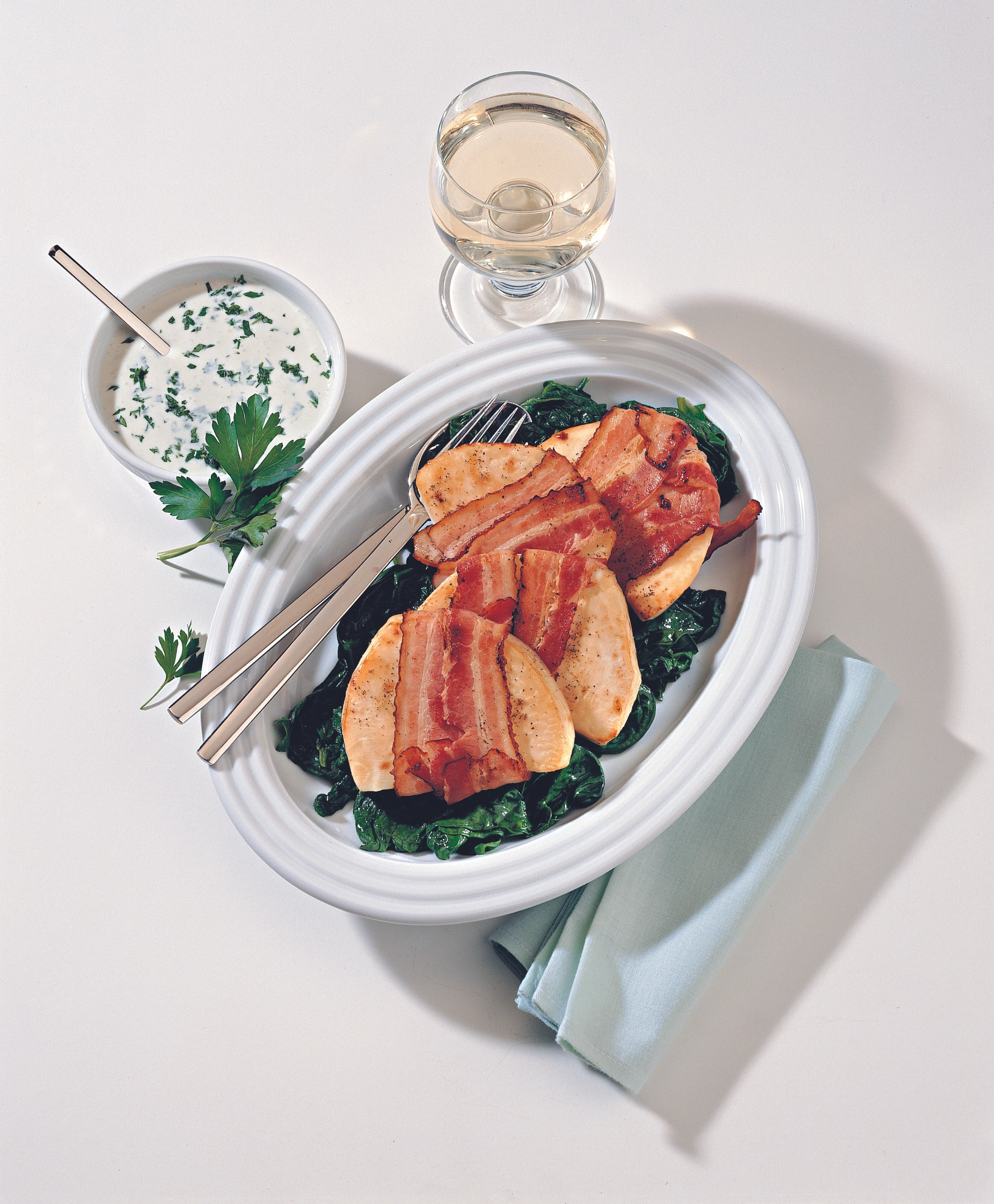 Gebratene Selleriescheiben mit Speck