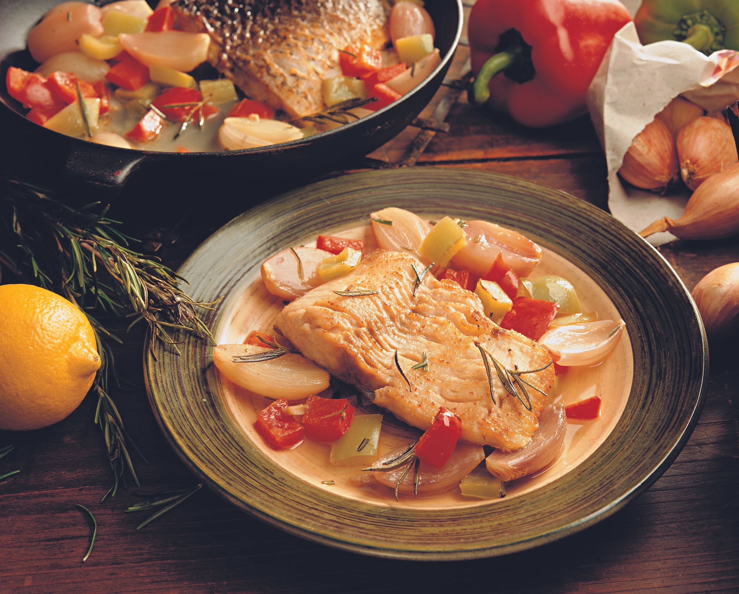 Karpfenfilets mit Schalotten und Paprika