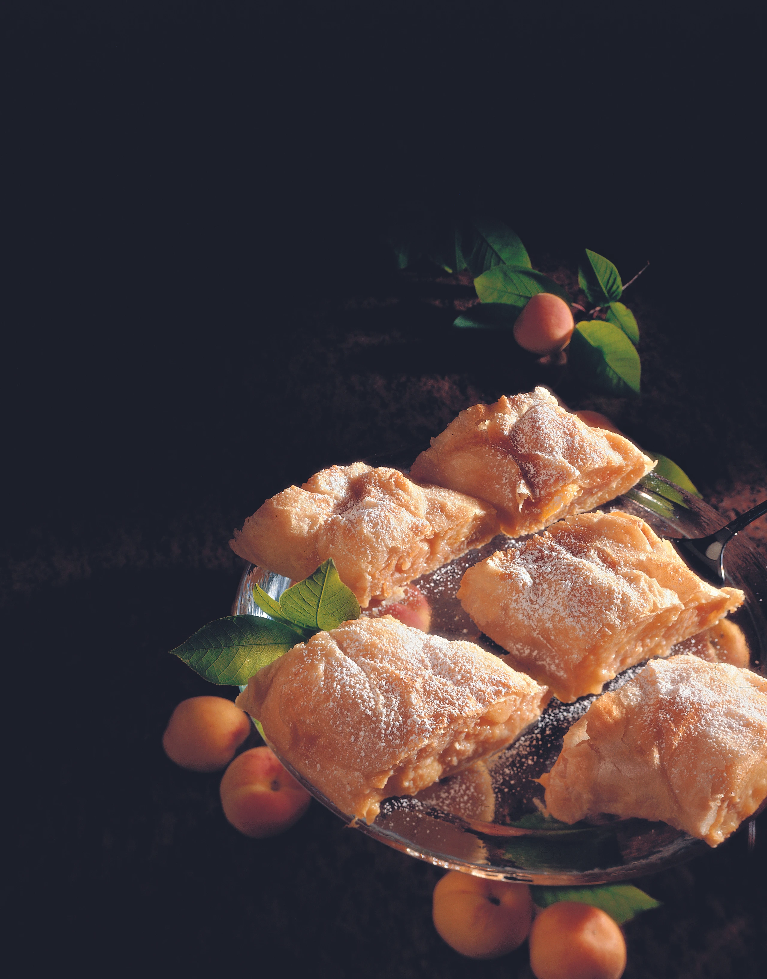 Marillenstrudel mit selbstgemachtem Strudelteig