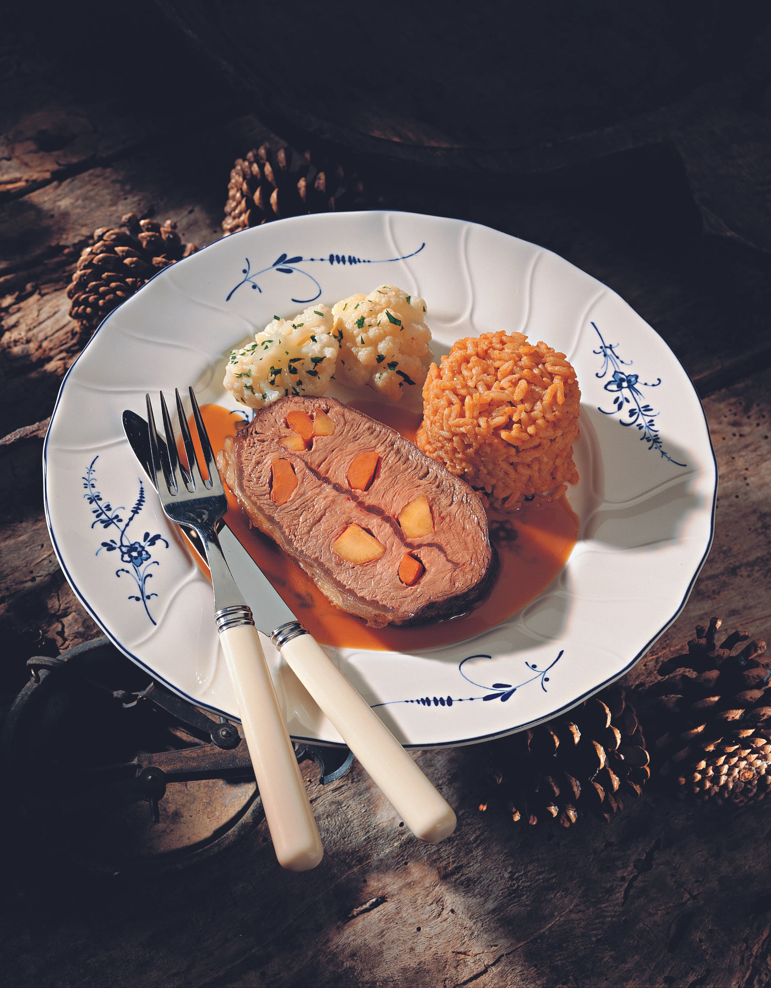 Gespickter Wurzelbraten mit Paprikareis und Karfiol