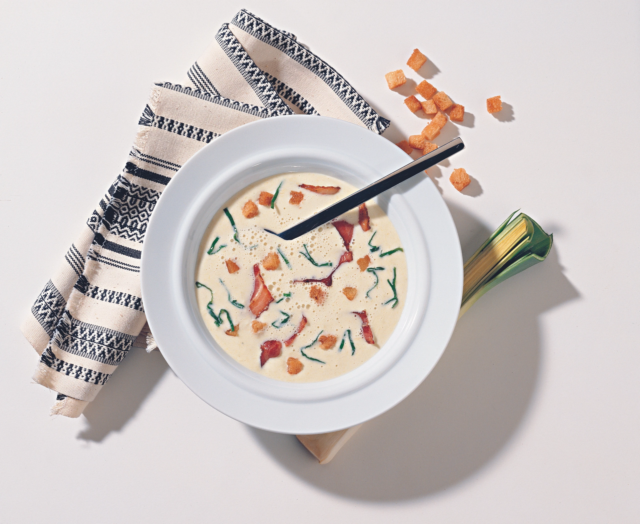 Lauch-Cremesuppe mit Speckstreifen