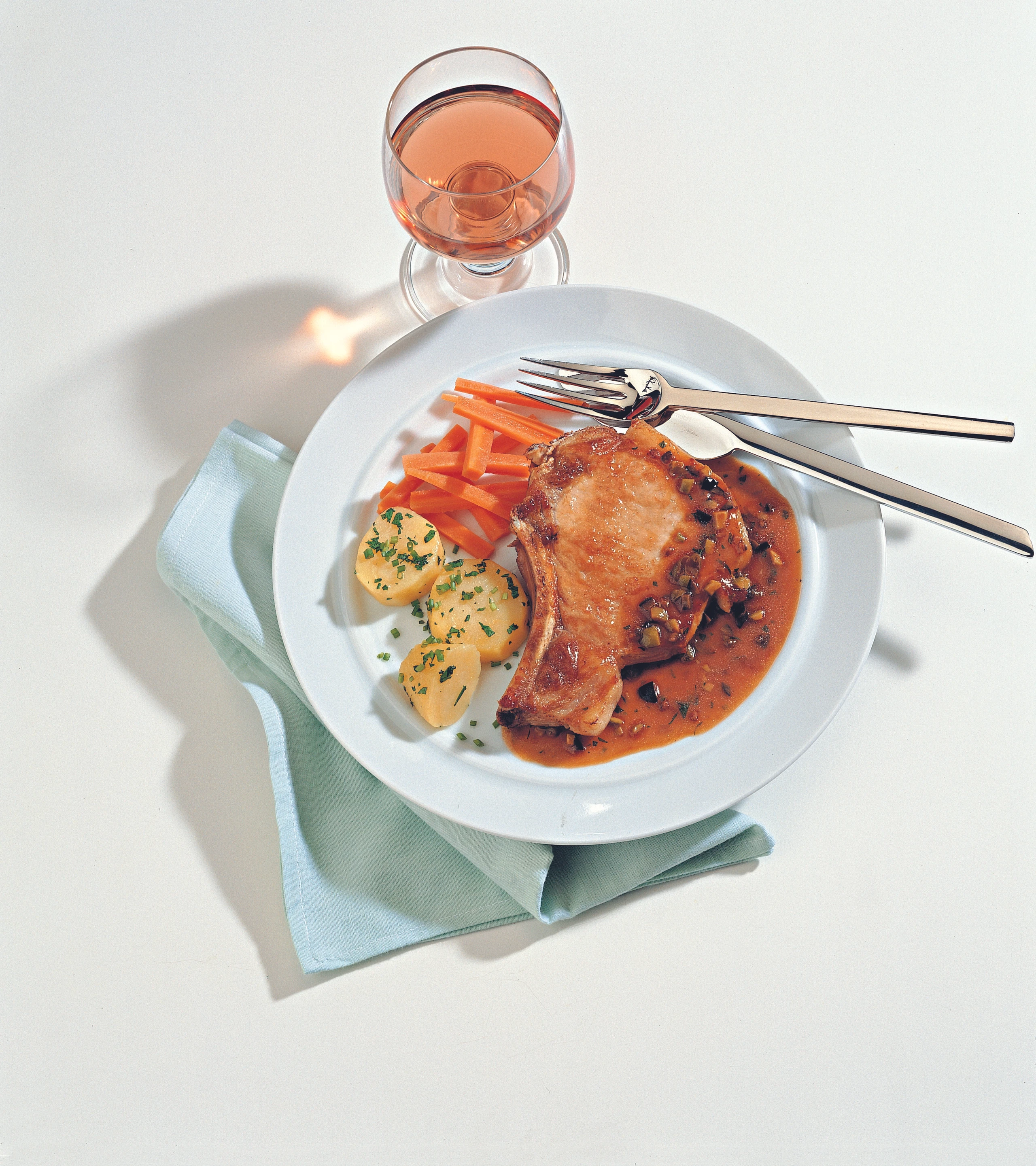 Schweinskoteletts mit Kapern-Olivensauce