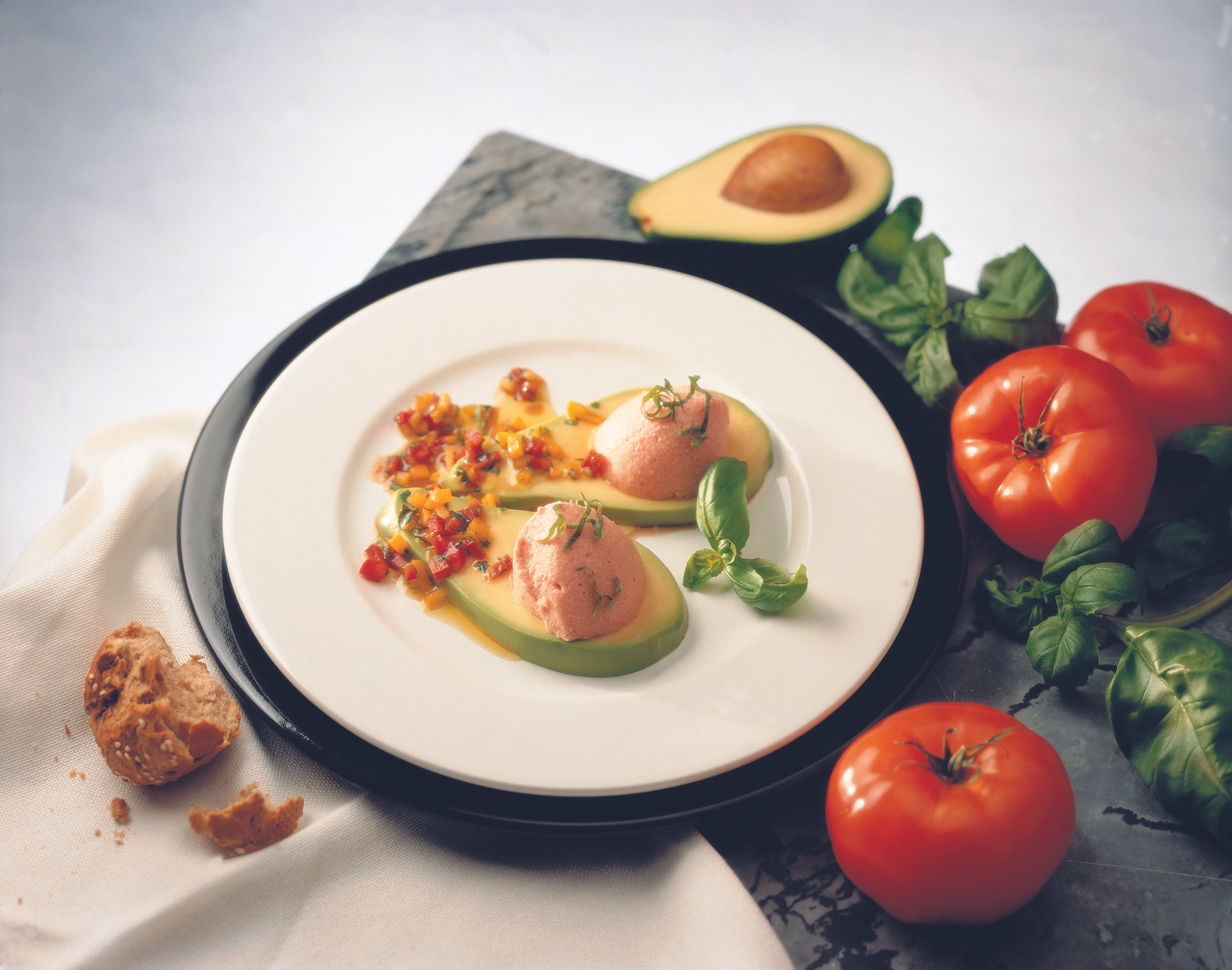 Paradeismus auf Avocadoscheiben