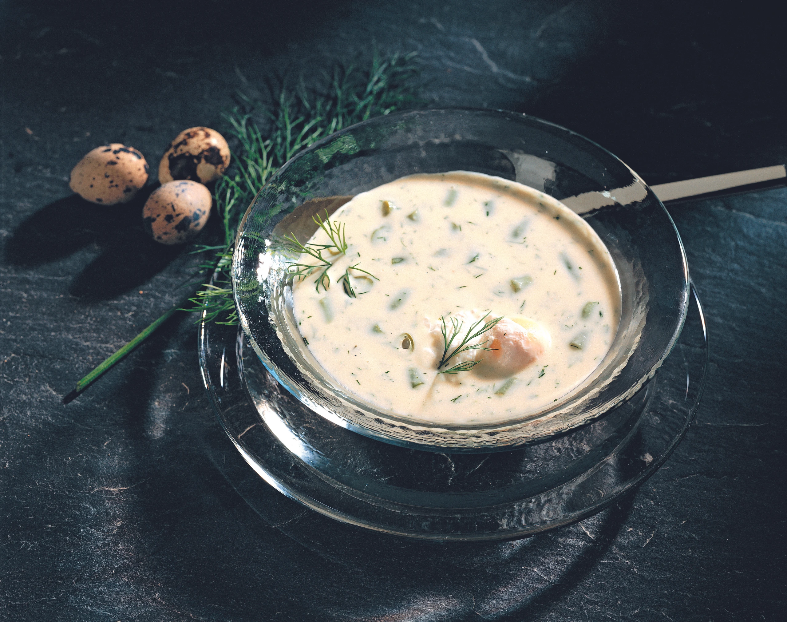 Suppe mit Dille und pochierten Wachteleiern