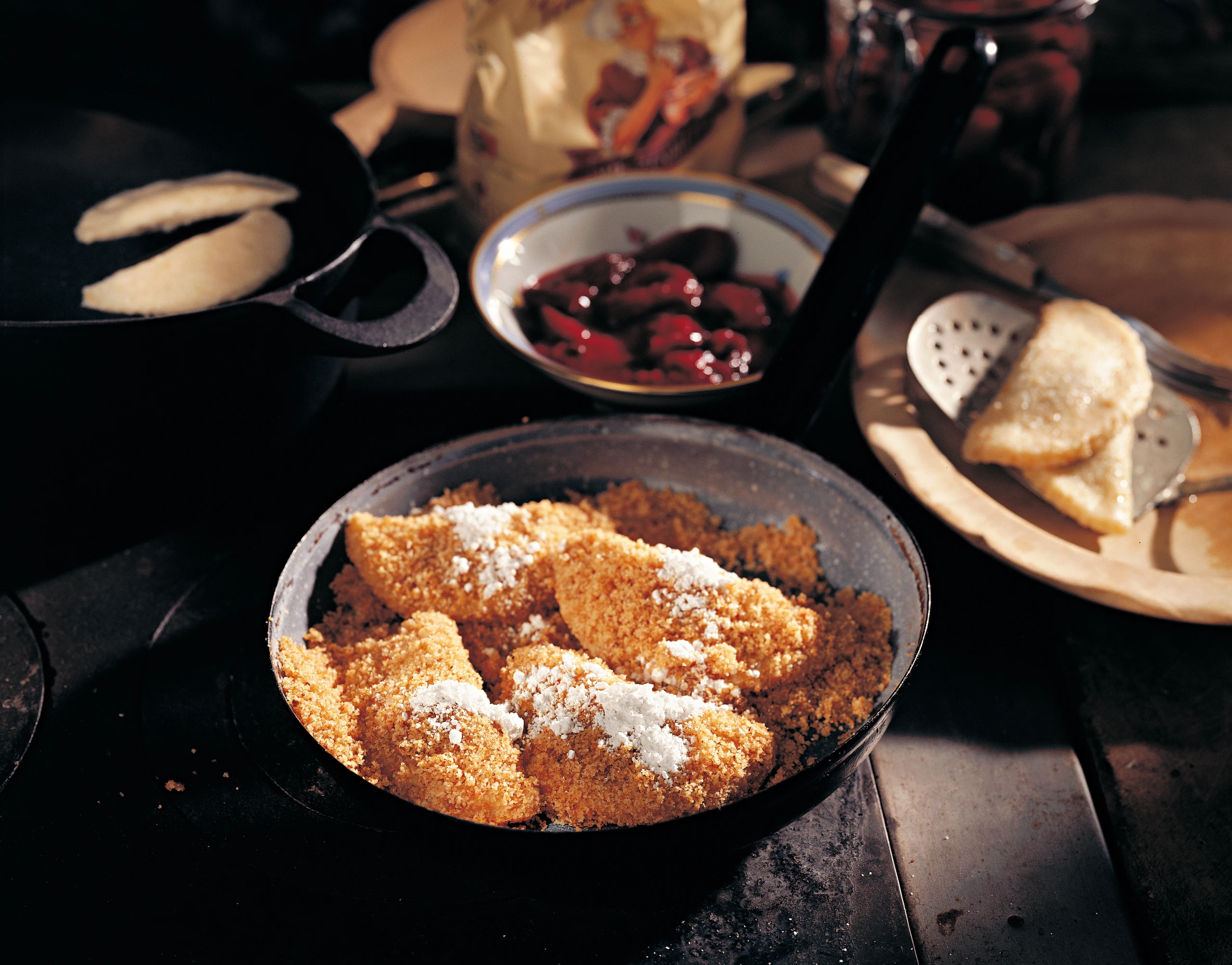 Flaumige Powidltascherl mit Butterbröseln