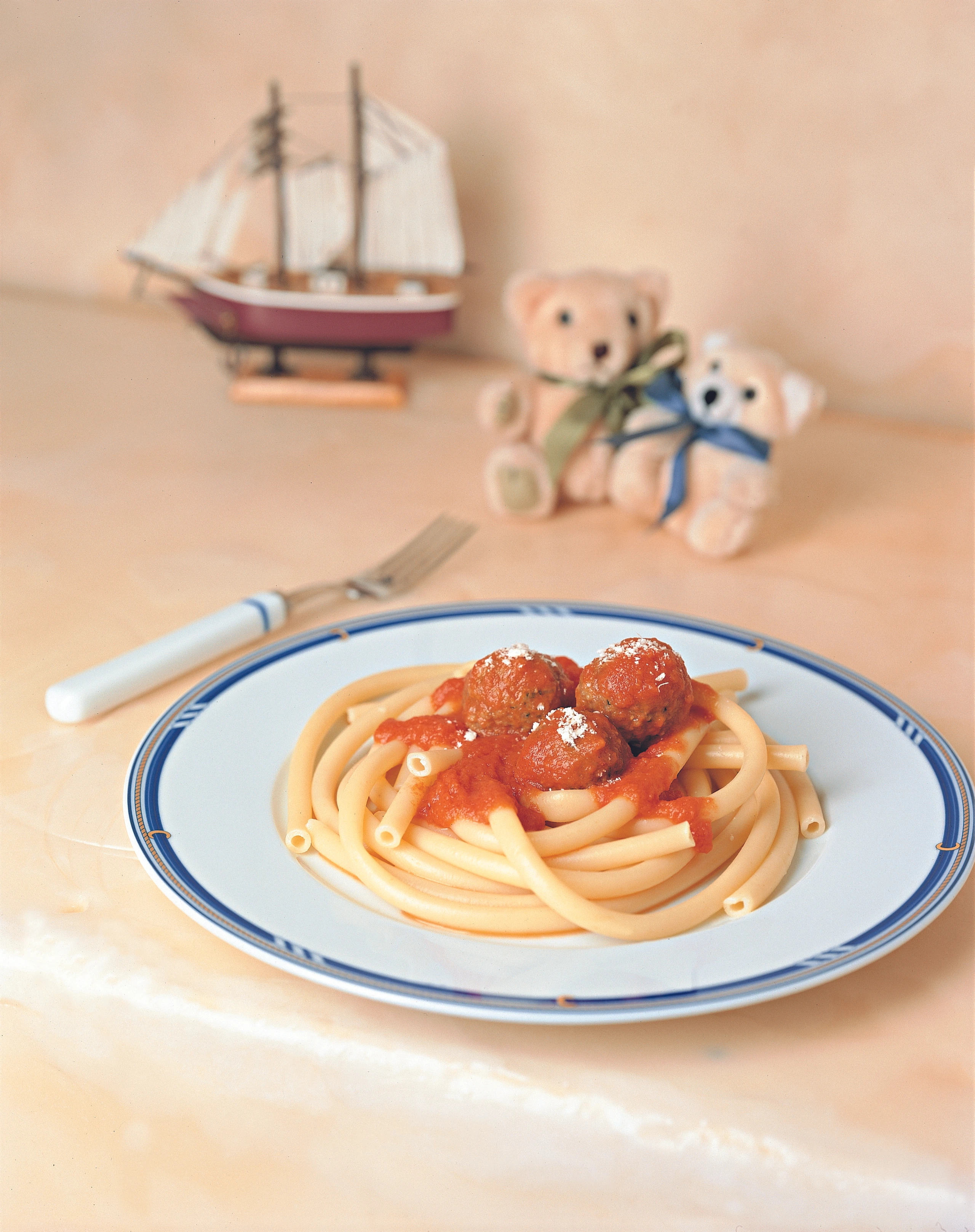 Makkaroni mit Fleischbällchen und Paradeissauce