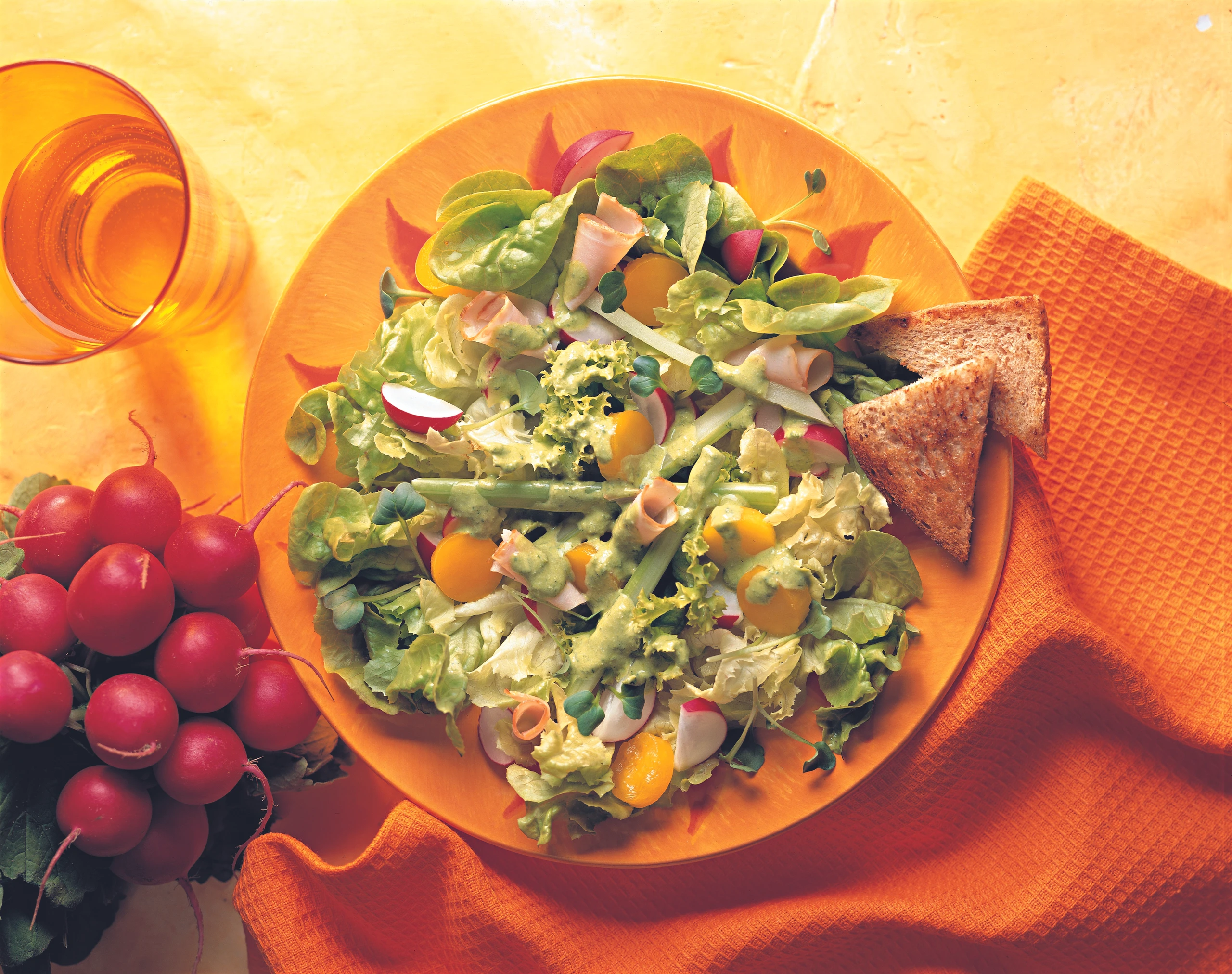 Bunter Salat mit Kräuterdressing