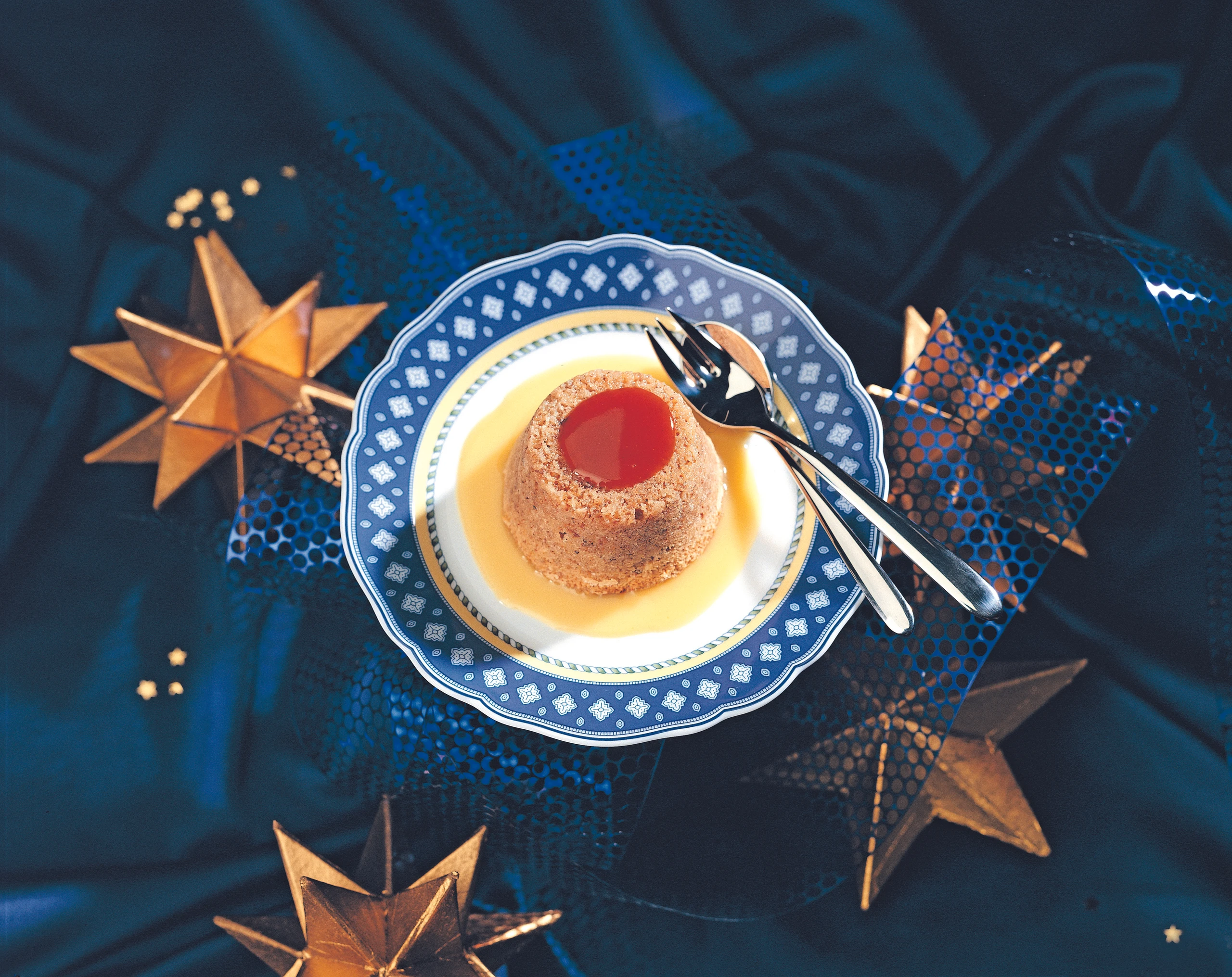 Walnusspudding mit Hagebutten-Marmelade