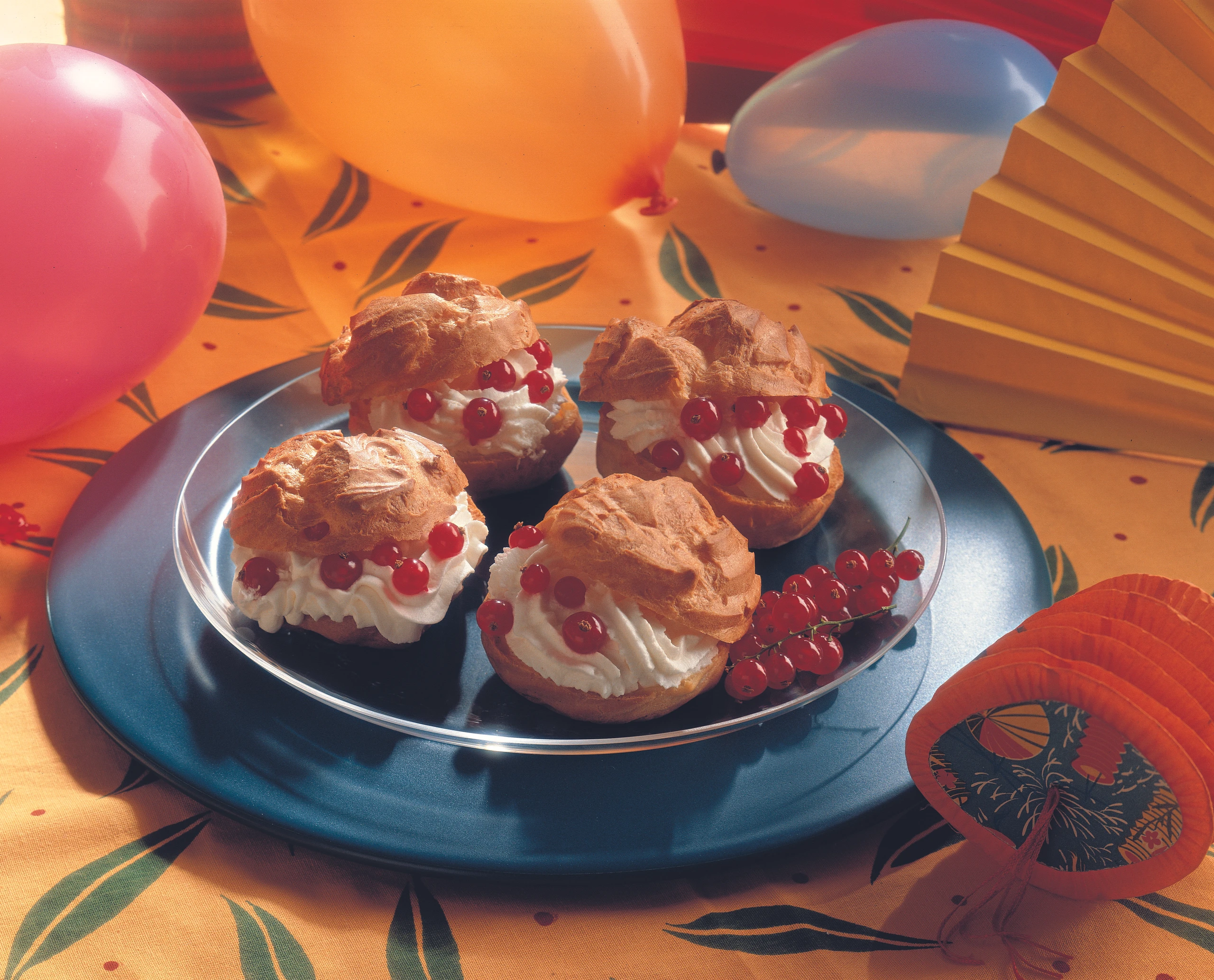 Brandteigkrapferl mit Ribisel-Obers