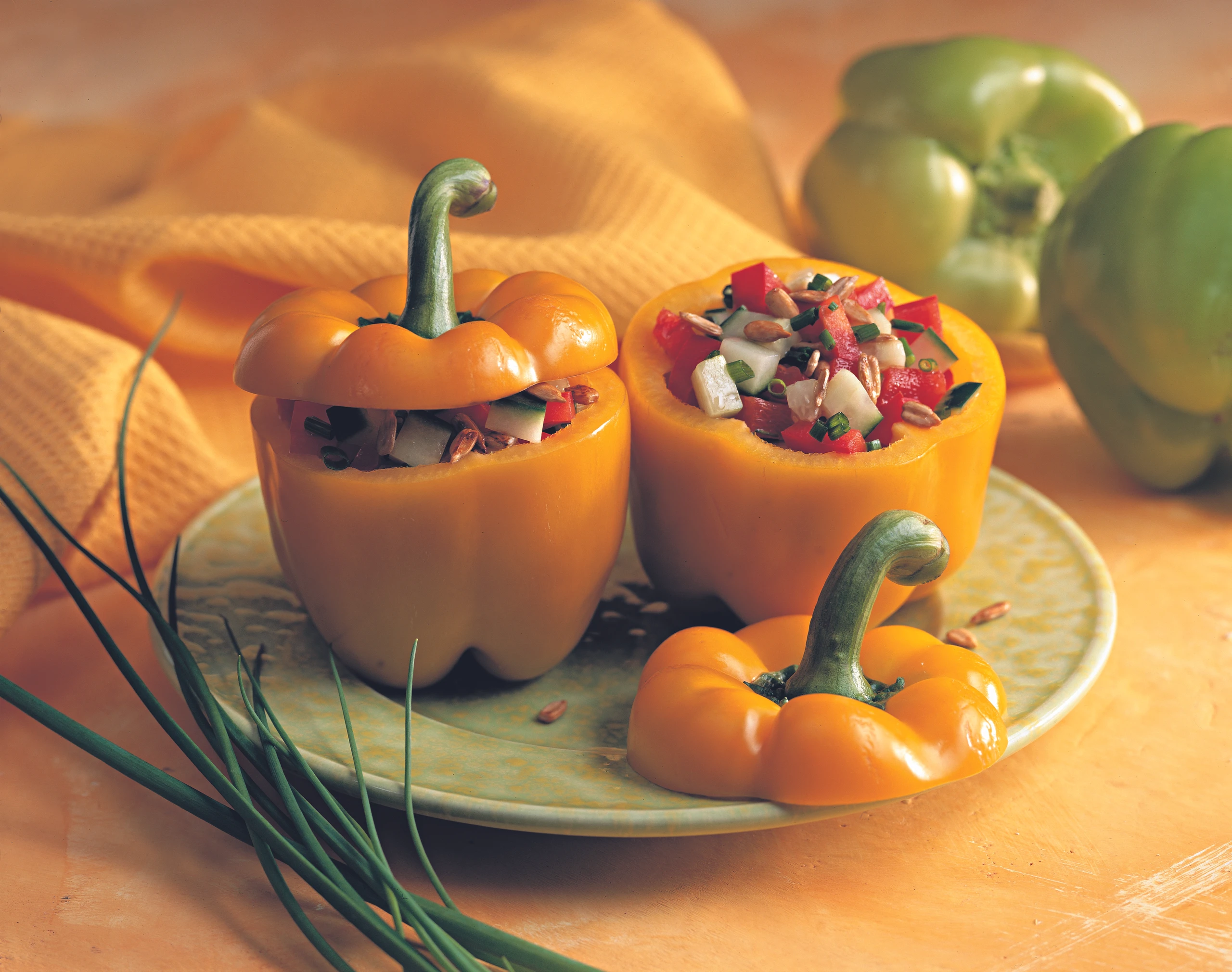 Paprika-Gurken-Salat im Paprika angerichtet