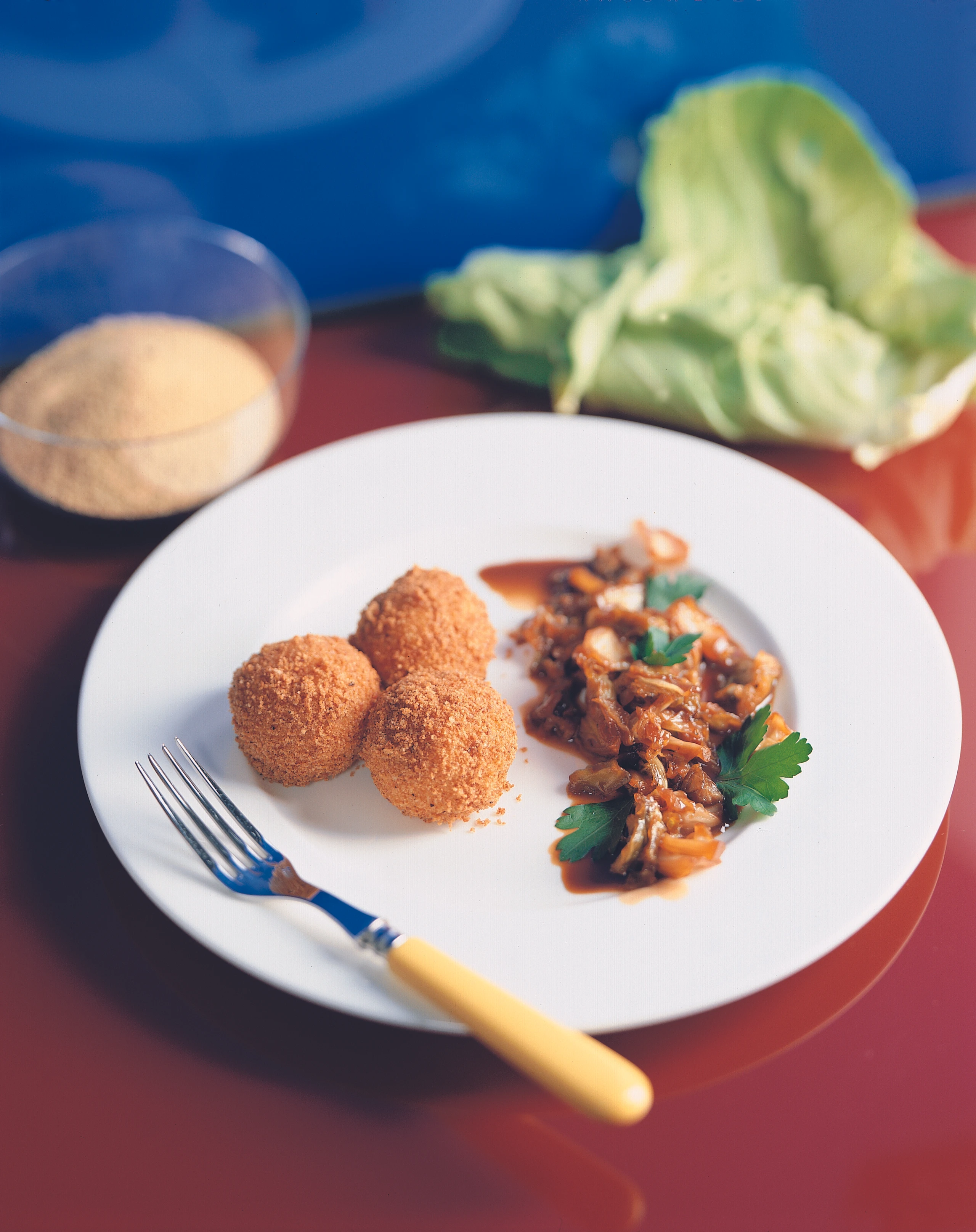 Erdäpfelknödel mit gerösteten Bröseln und süß-saurem Schwenkkraut
