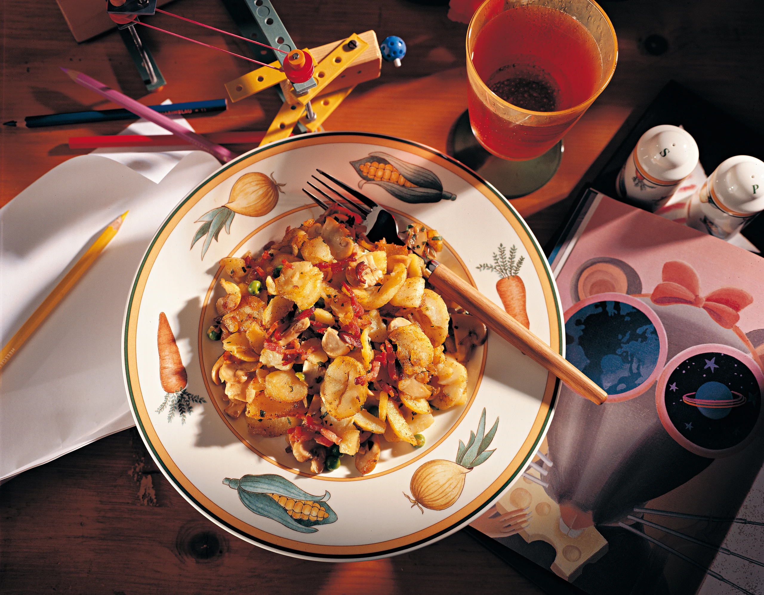 Erdäpfel-Gröstel mit Speck, Pilzen und Erbsen