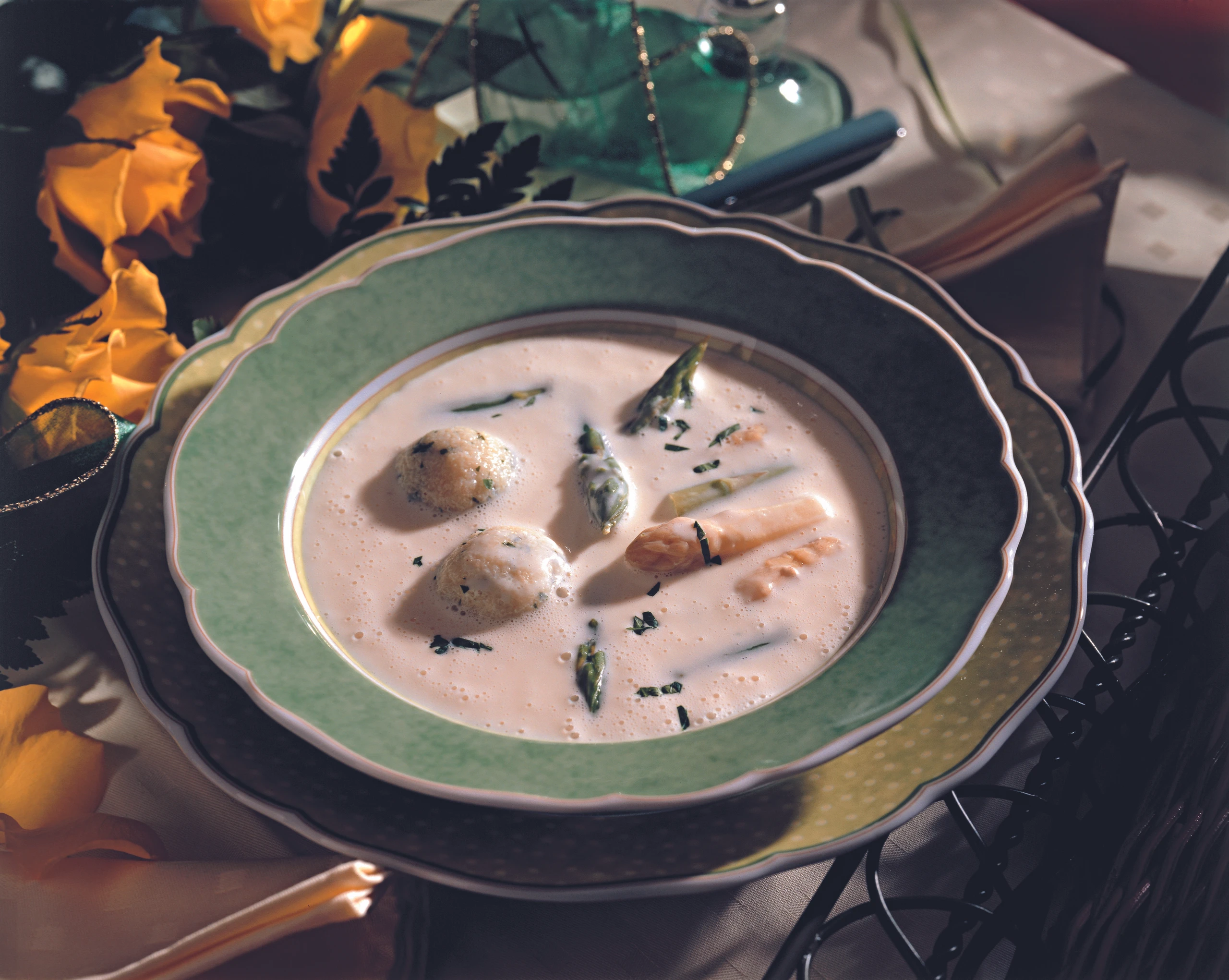 Spargel-Cremesuppe Grün-Weiß mit Kräuterknöderln