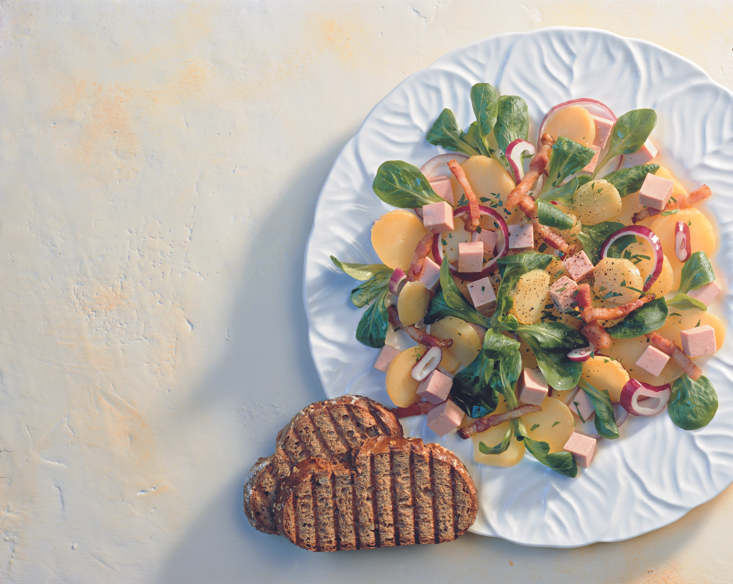 Wurstsalat mit Erdäpfeln und Speck