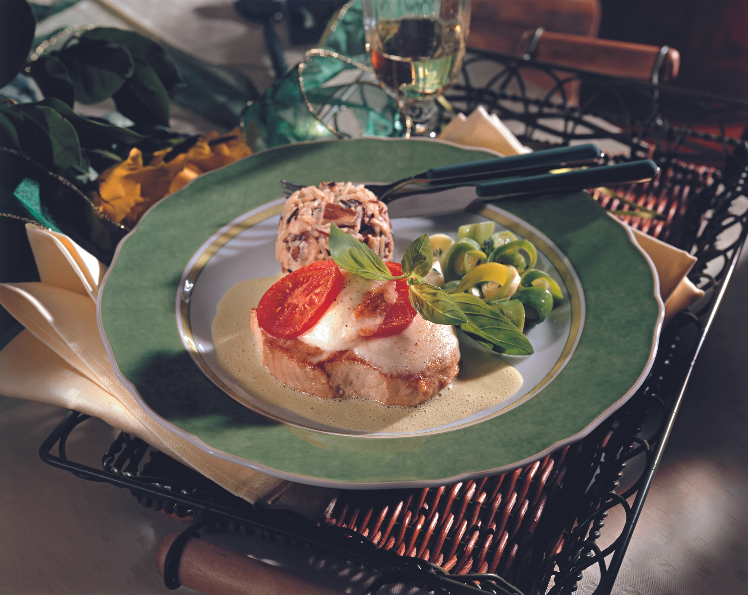 Schweinssteaks mit Mozzarella und Paradeisern