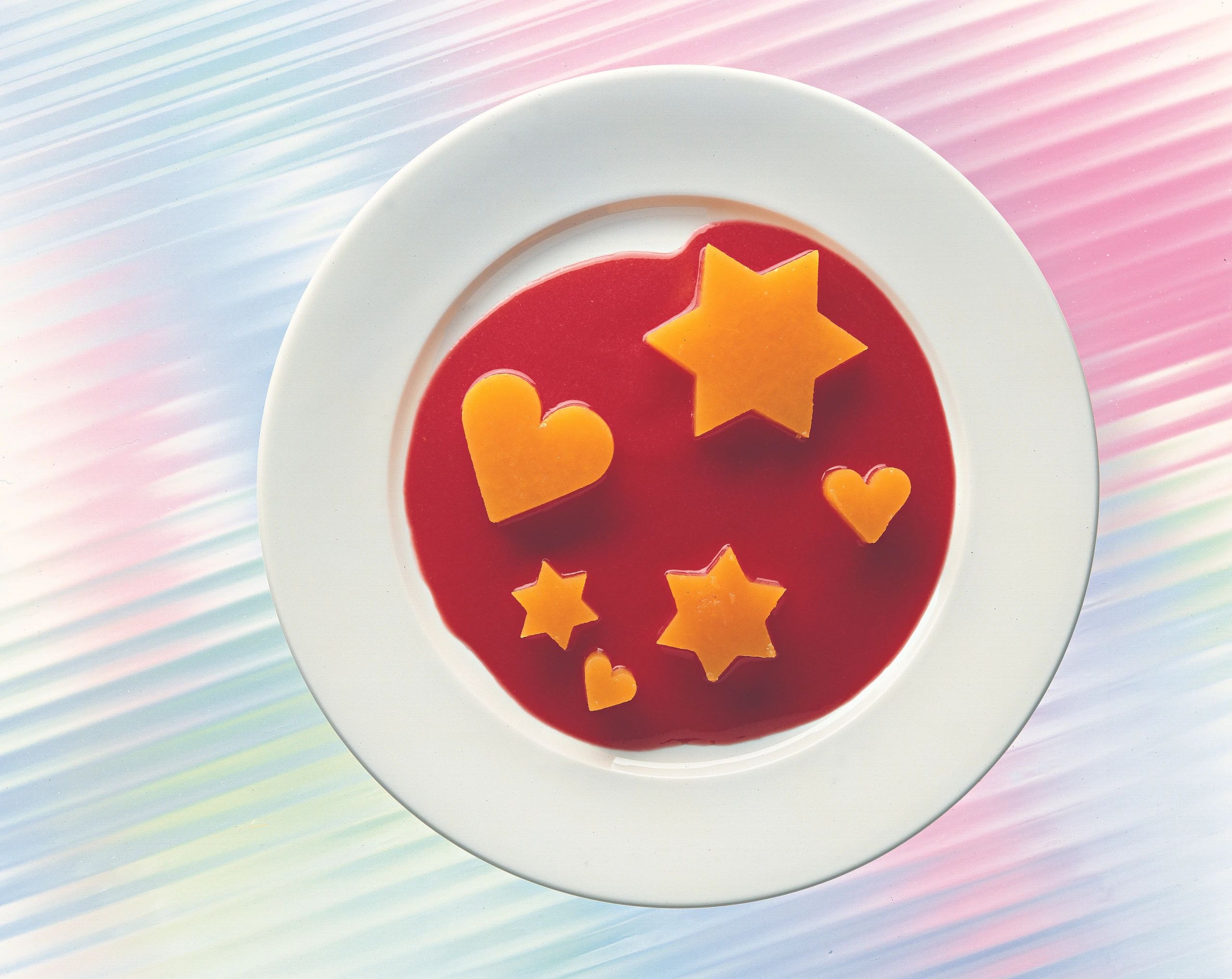 Fruchtgelee-Sterne und Herzen mit feiner Erdbeersauce
