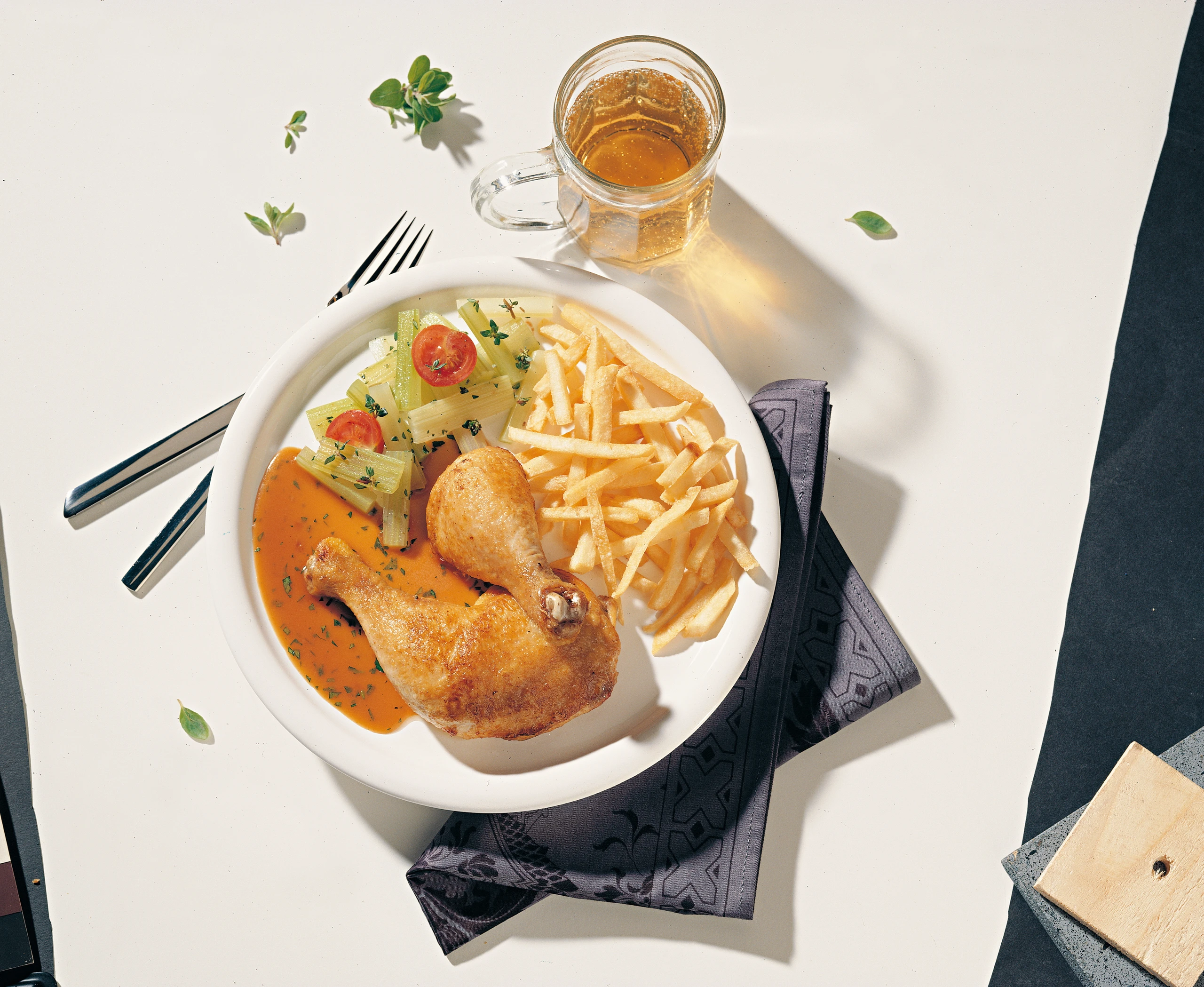 Geschmorte Hühnerkeulen mit Knoblauchsafterl