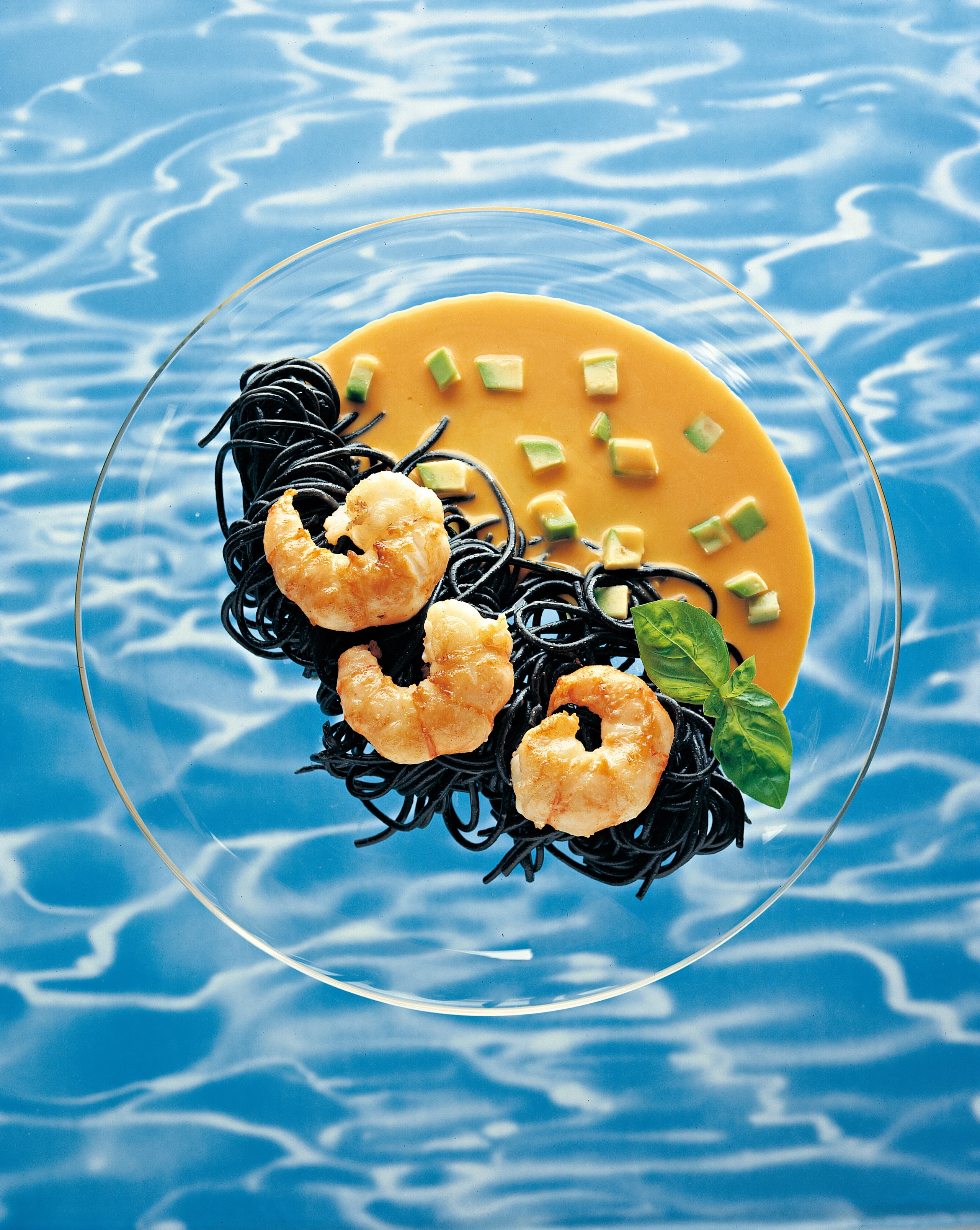 Gebratene Garnelen auf schwarzen Nudeln