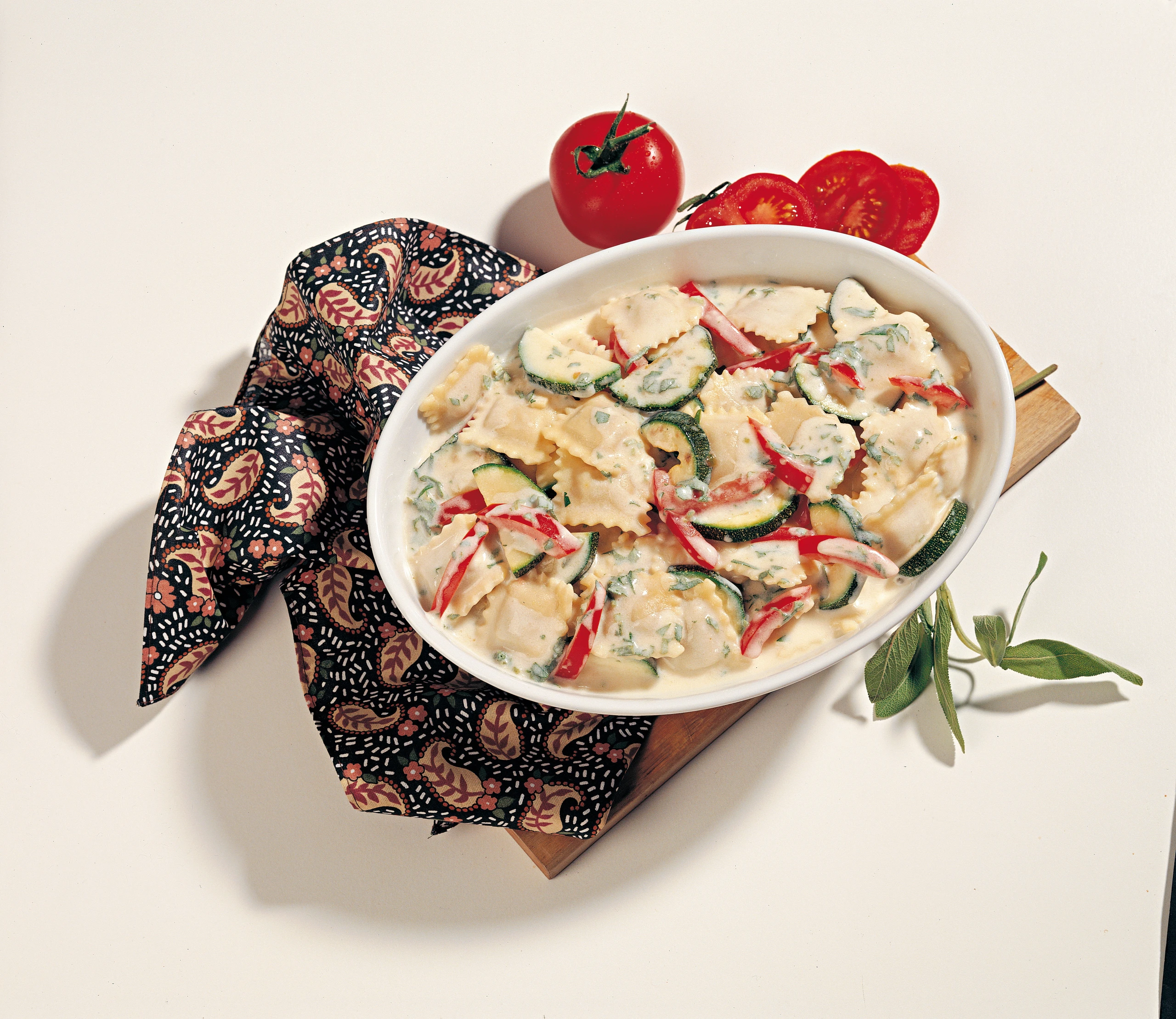 Ravioli mit cremiger Gemüsesauce