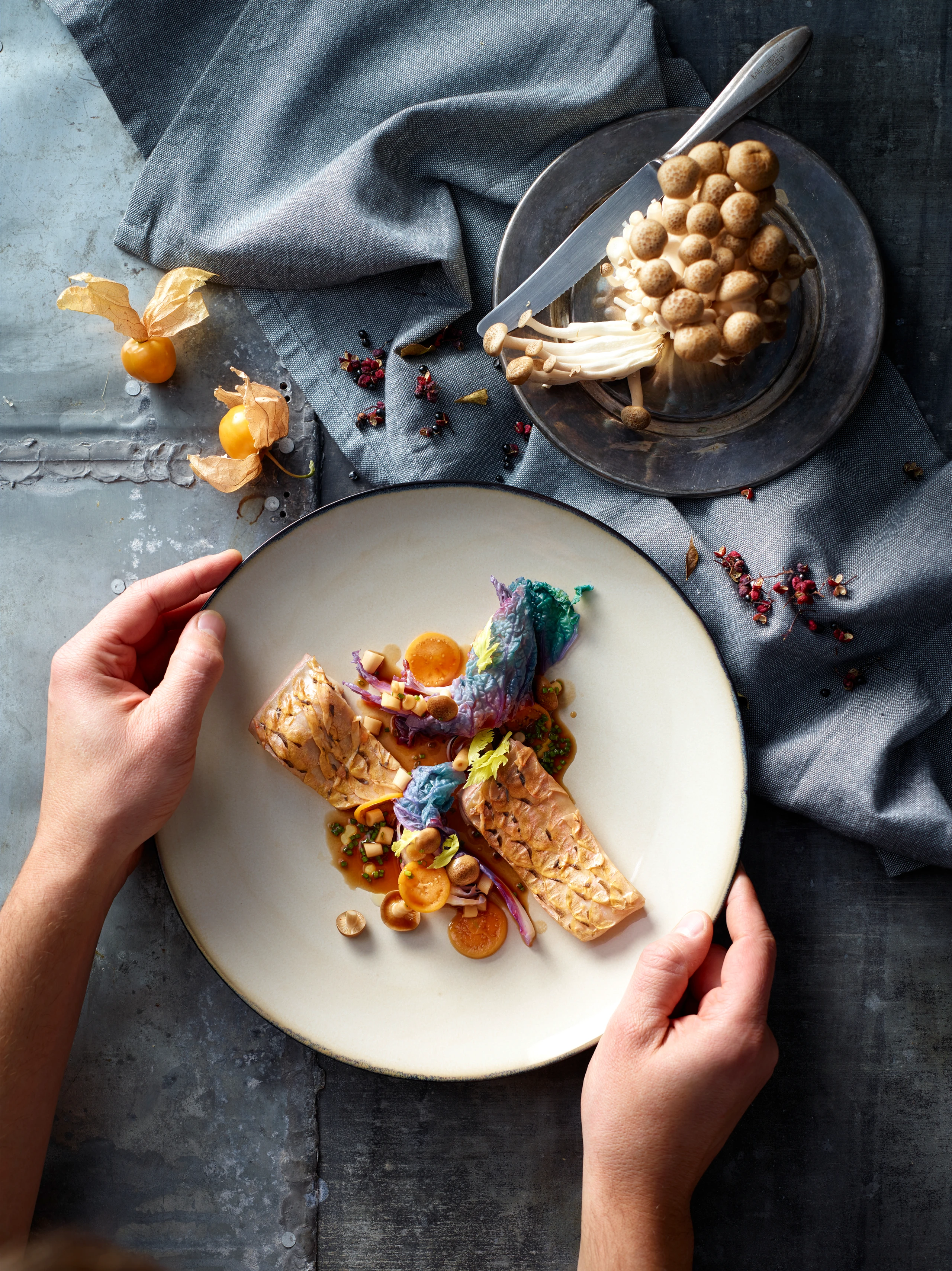 Szechuan-Karpfen mit Physalis und Chinakohl