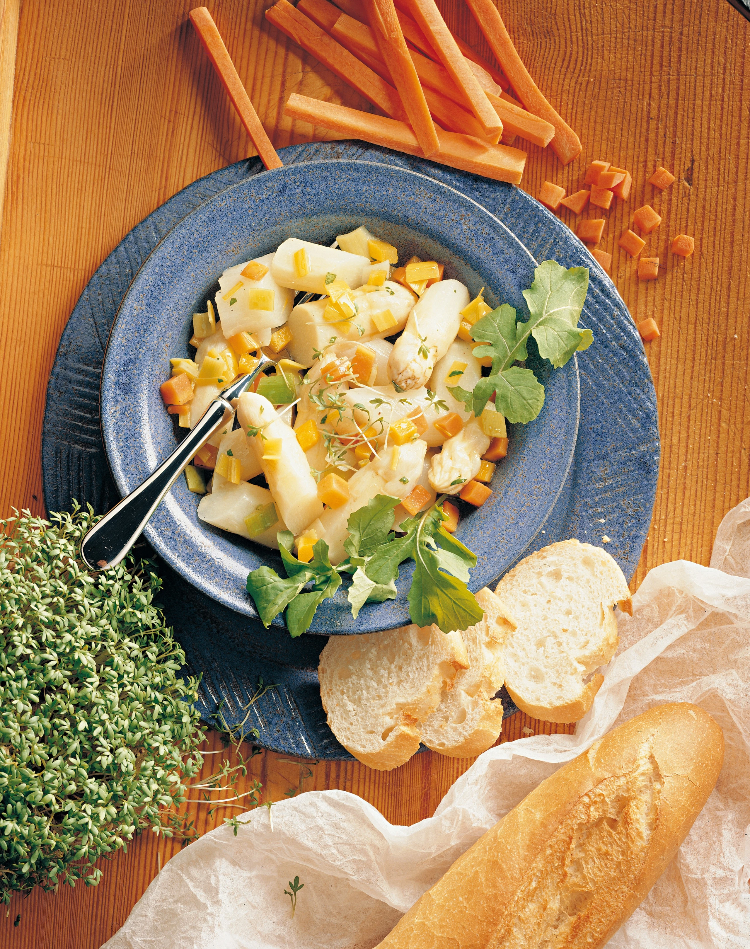 Spargelsalat mit Gemüse-Kräuter-Marinade