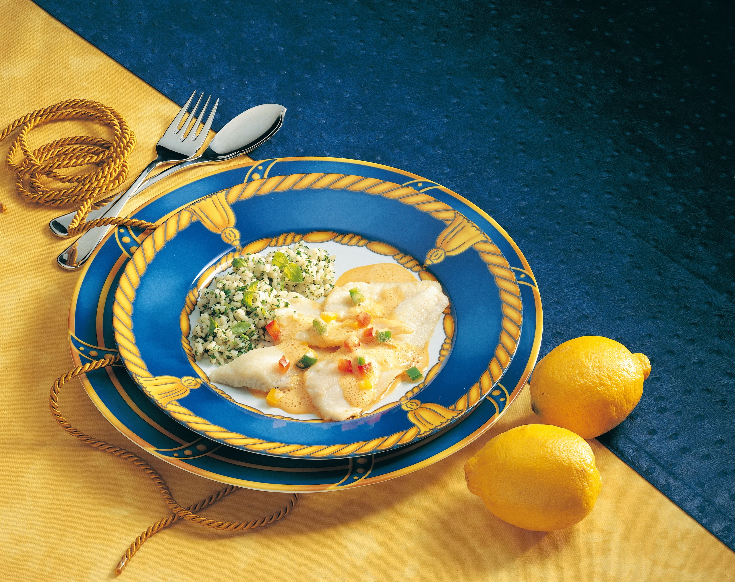 Gebratene Schollenfilets mit Paprikasauce und Kräuterreis