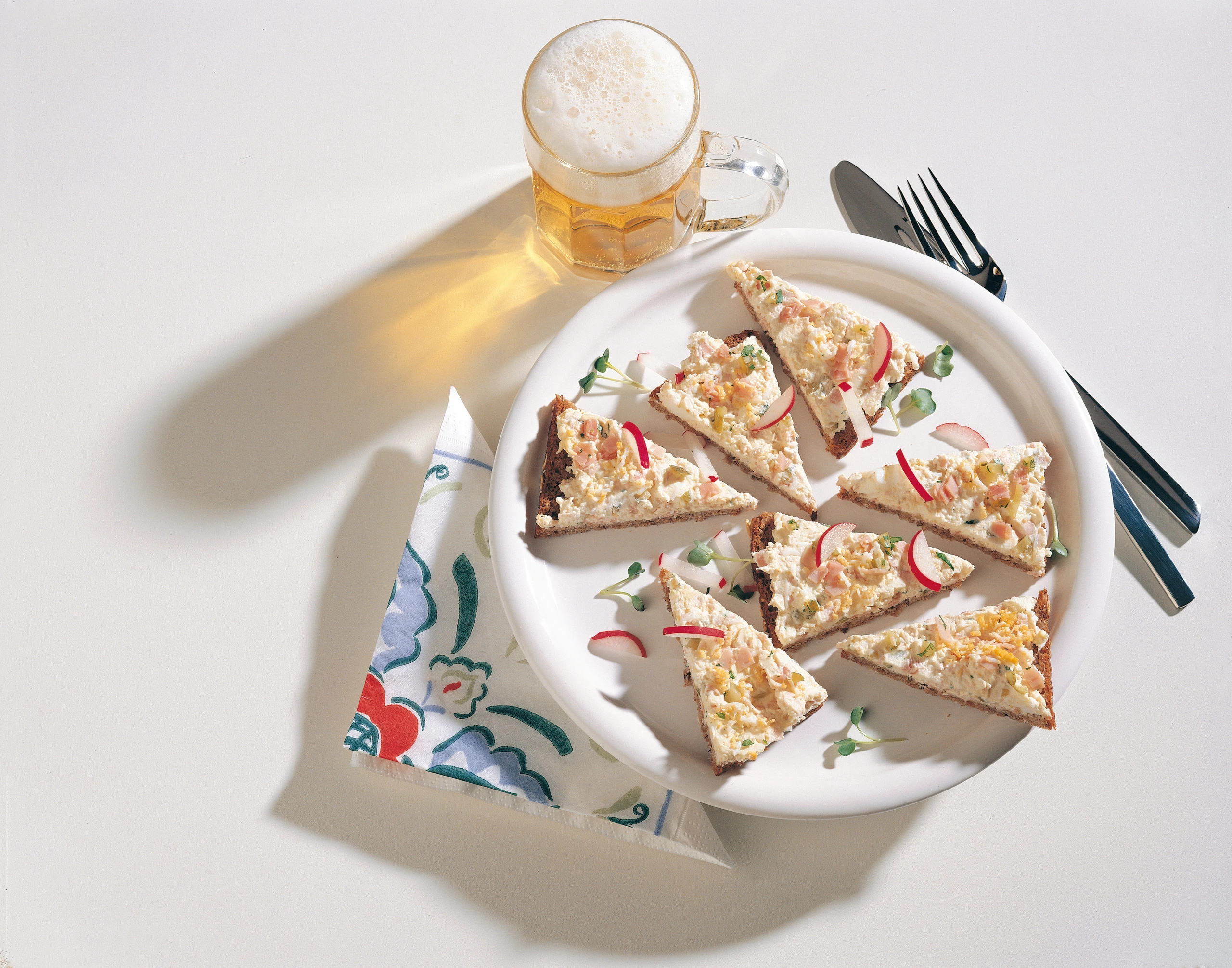 Schinken-Ei-Aufstrich auf Vollkornbrot