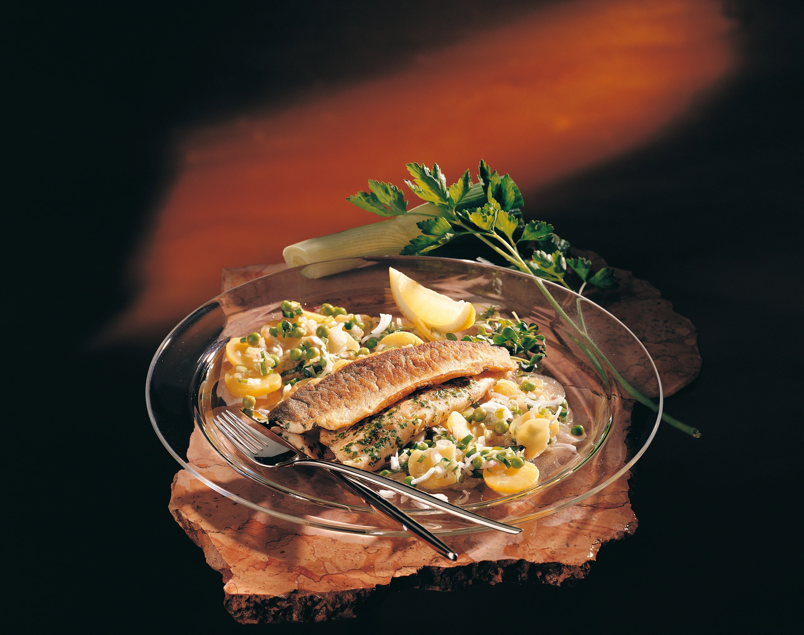 Gemüse-Erdäpfelsalat mit gebratenem Forellenfilet