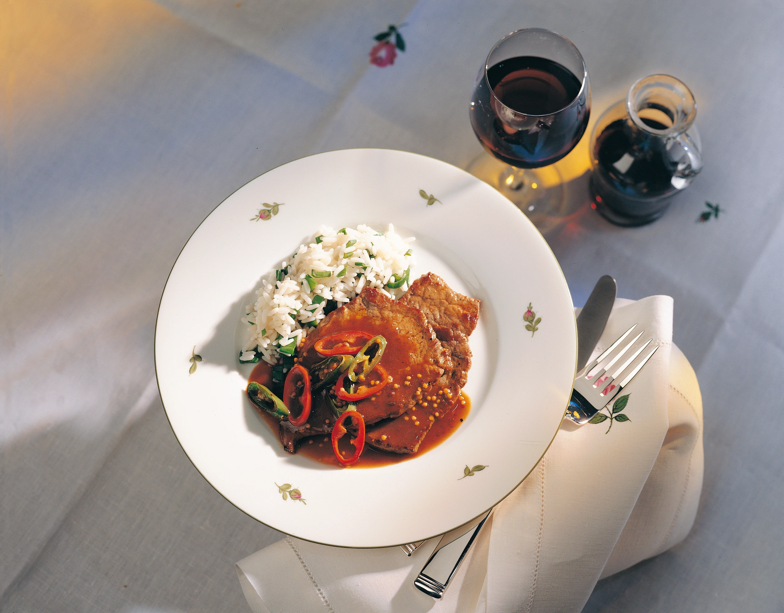 Rindsschnitzel mit Senfsauce und Jungzwiebel-Reis