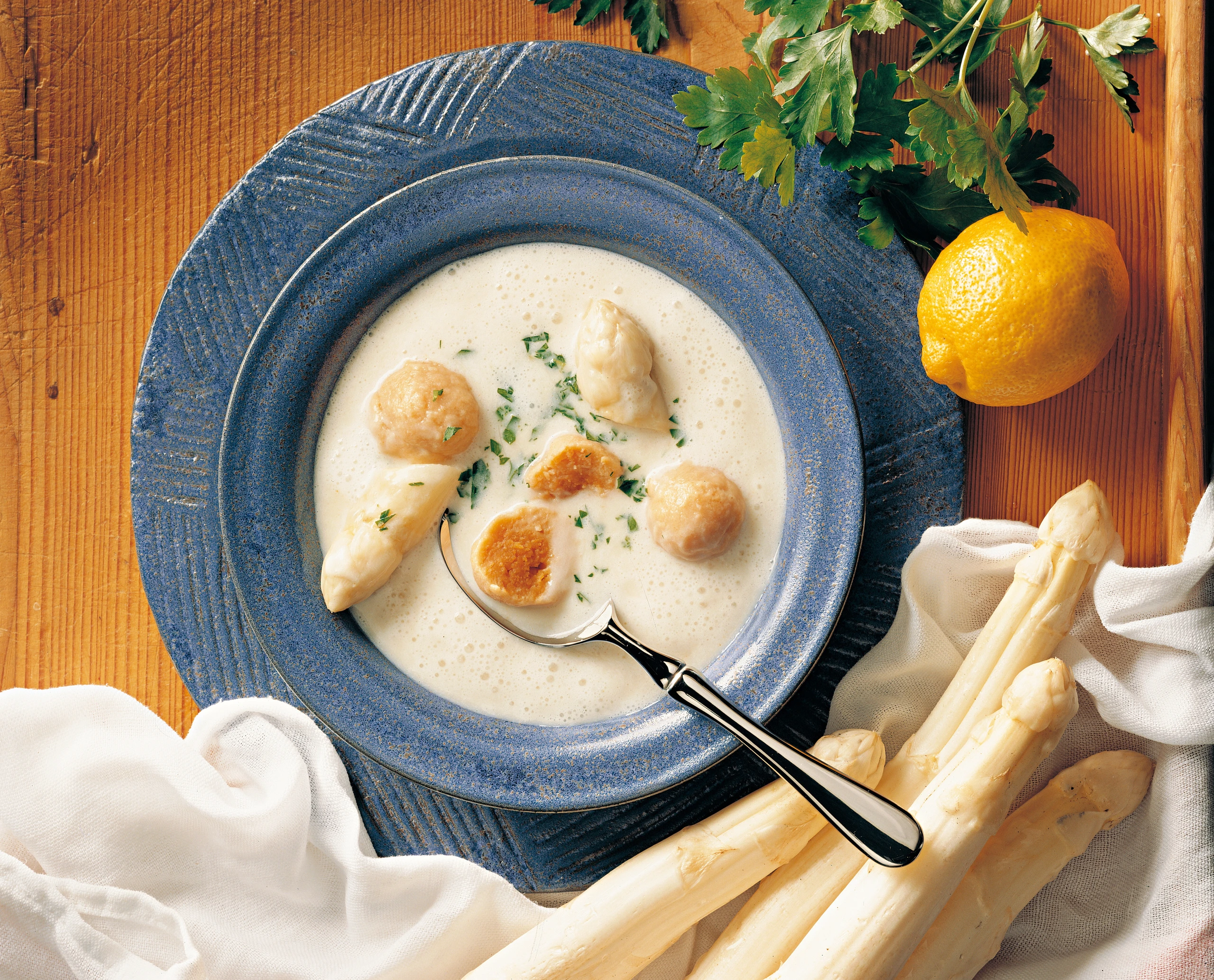 Spargel-Cremesuppe mit Paradeisknödeln