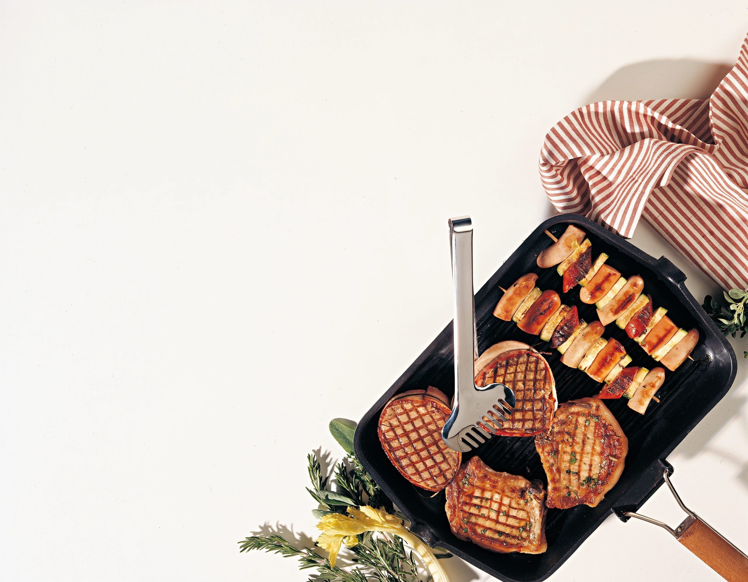 Schweinskoteletts, Steaks im Speckmantel und Wurstspieße vom Grill