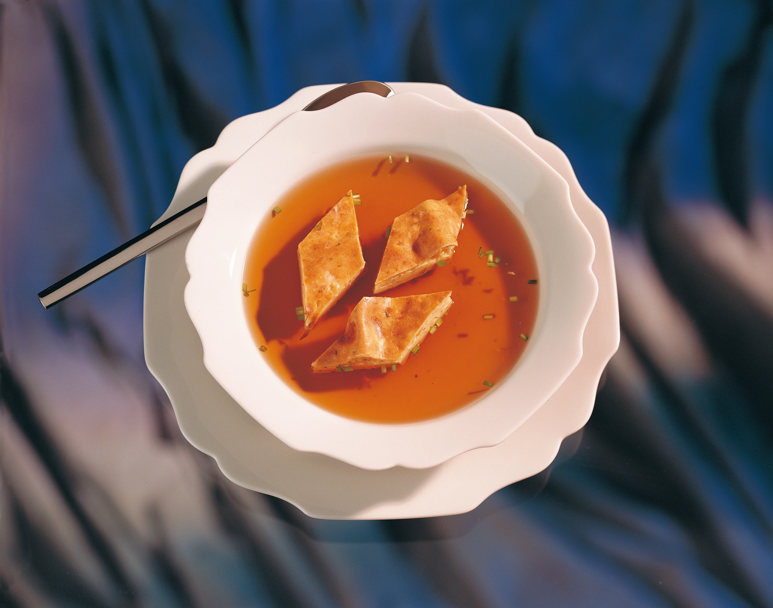Klare Suppe mit Kräuterschöberln