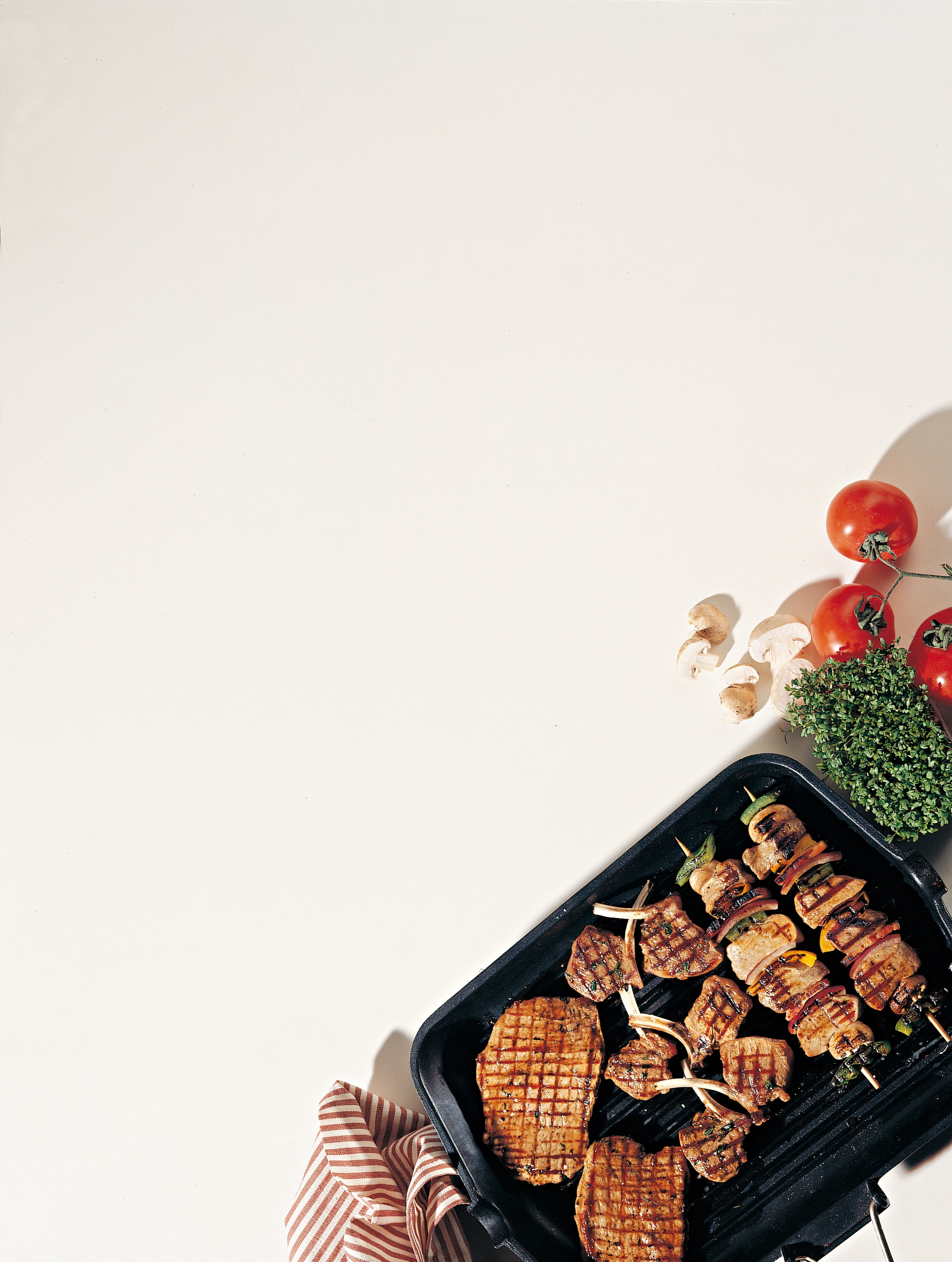 Kalbsschnitzel, Lammkoteletts und Hirtenspieße vom Grill