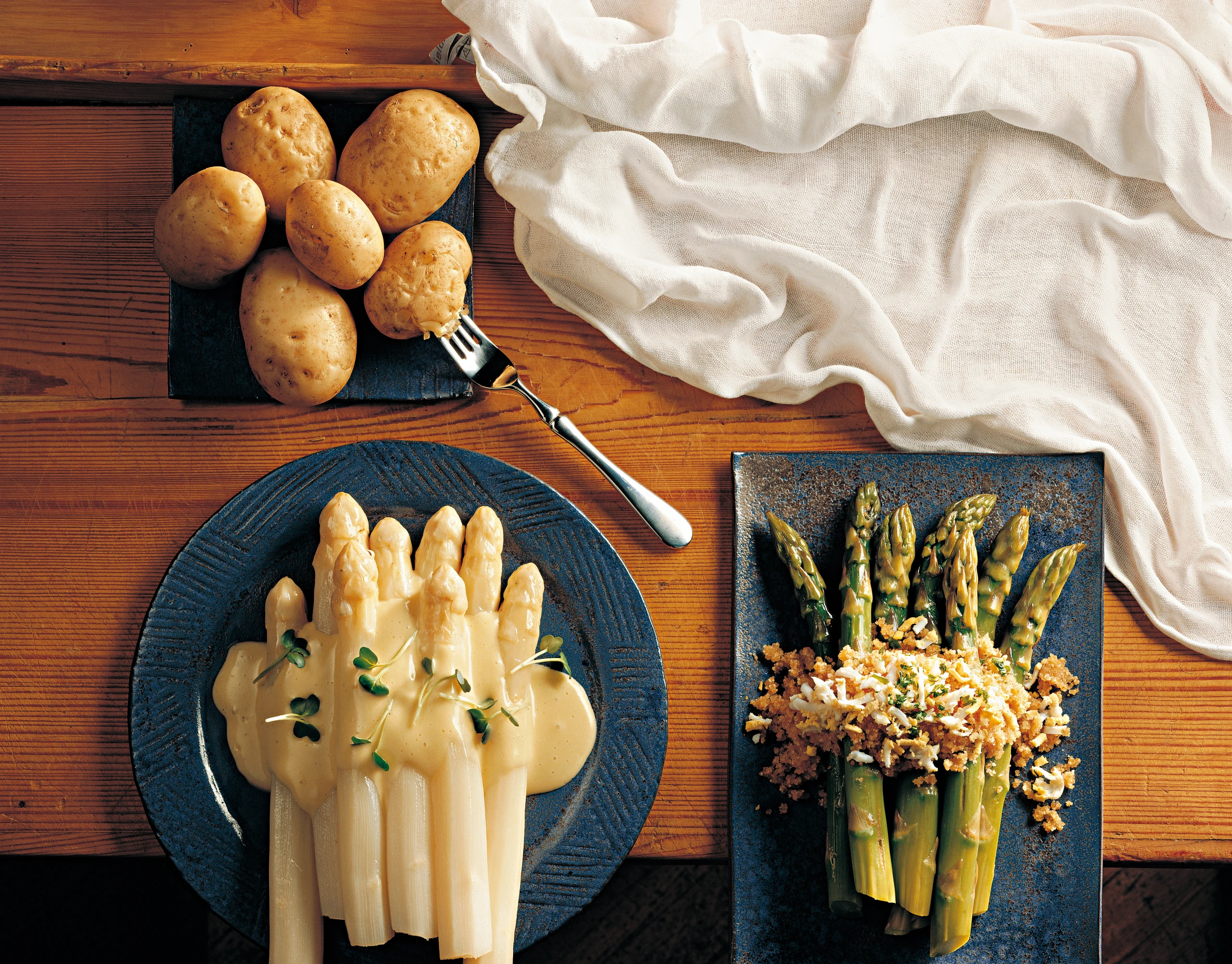 Zweierlei Spargel mit klassischen Beilagen