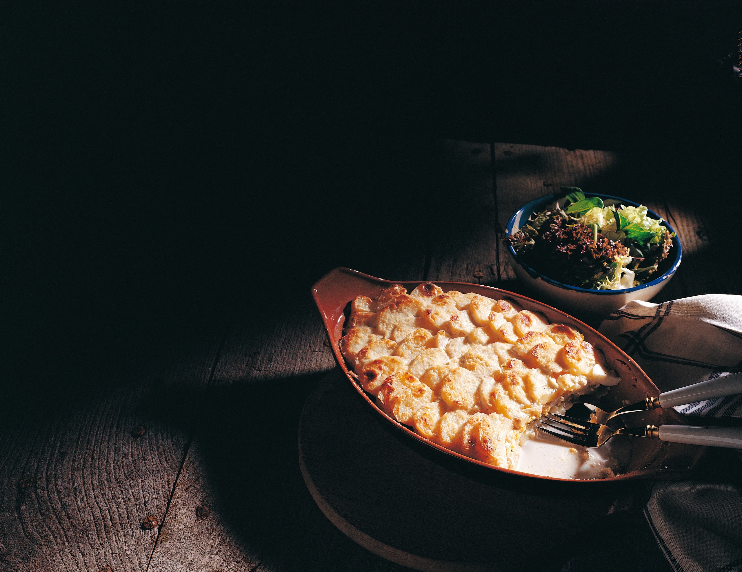 Gratin: Überbackene Erdäpfel mit Gurkerln und hartgekochten Eiern