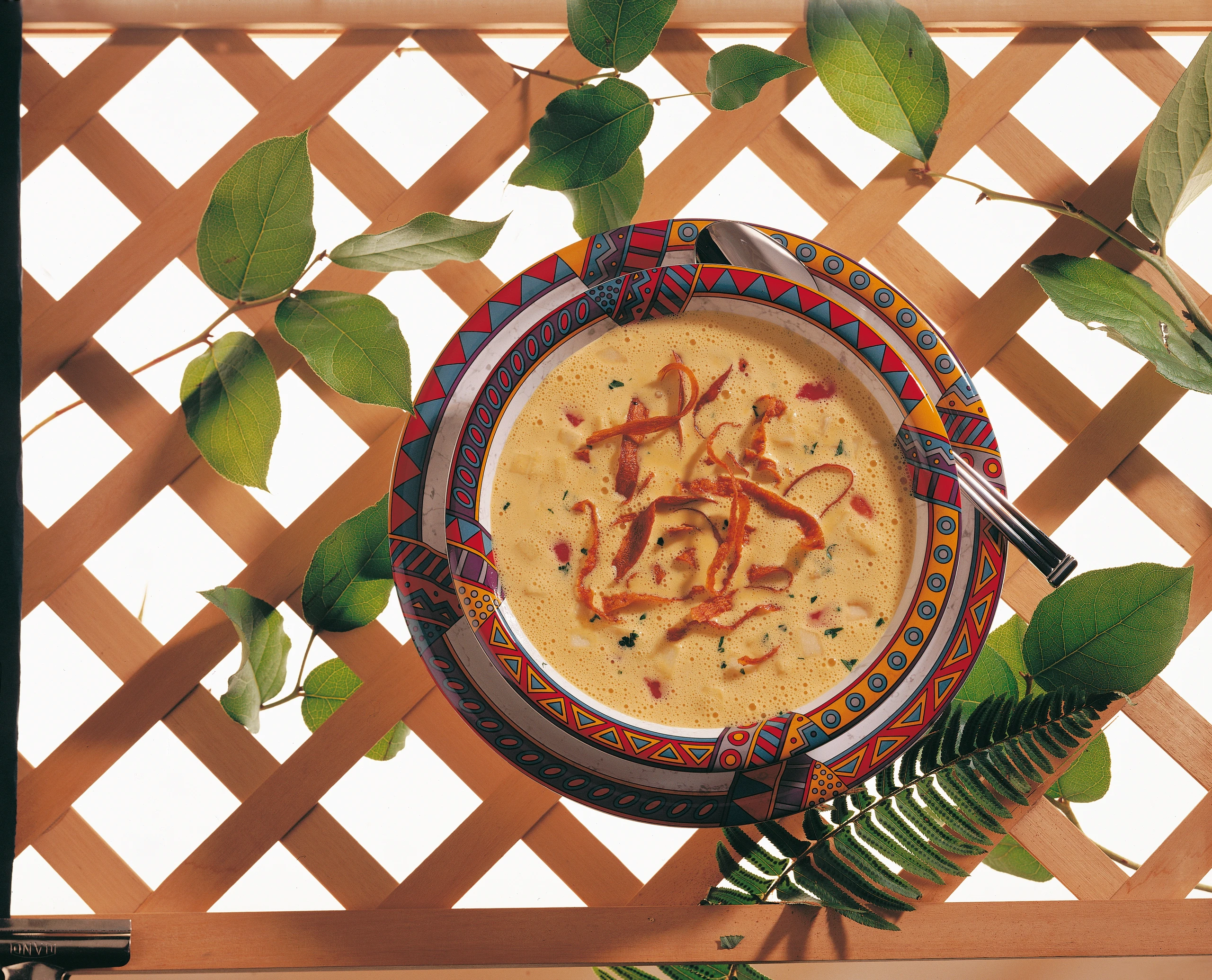 Curry-Cremesuppe mit knusprigen Karottenstreifen