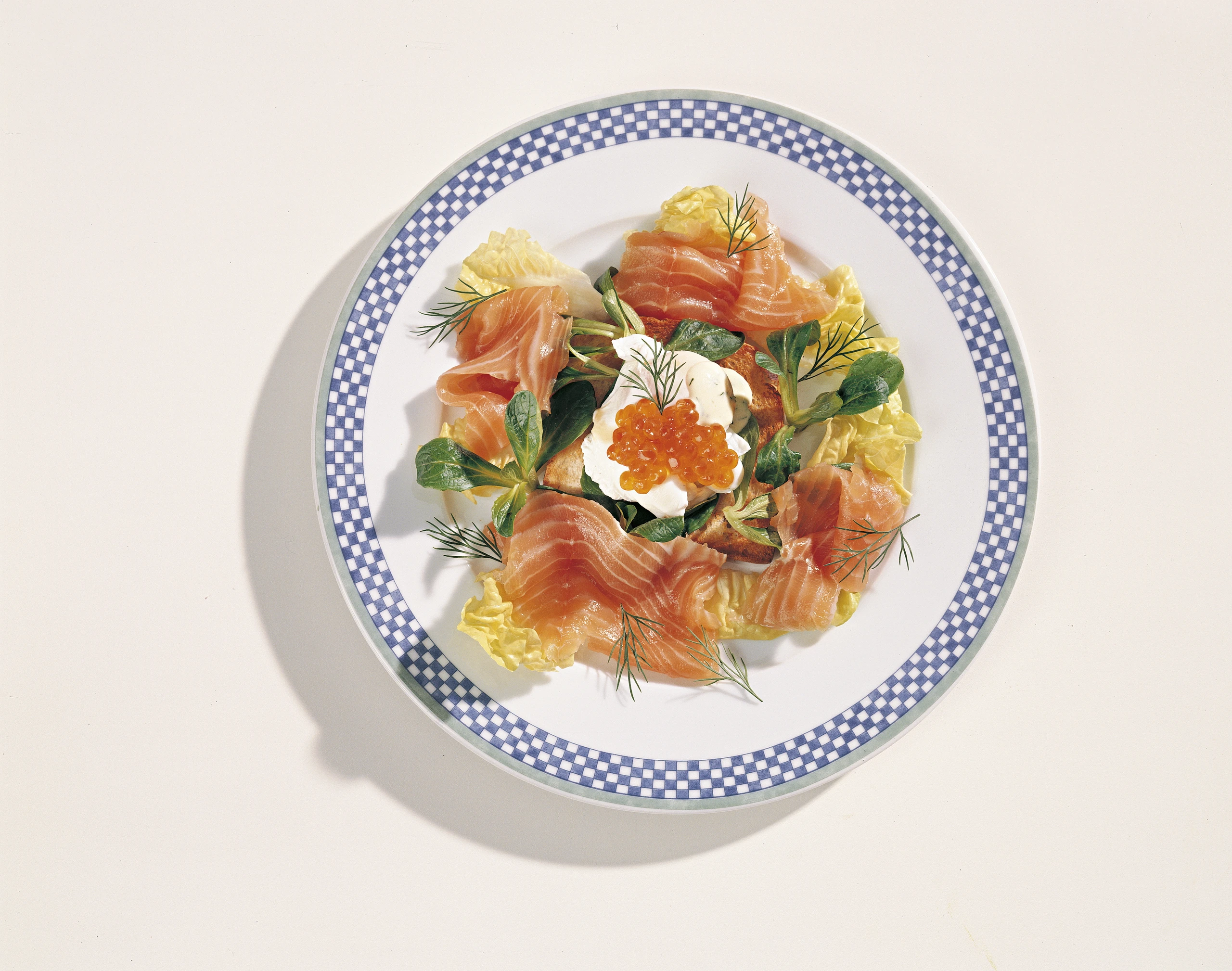 Marinierter Lachs mit pochierten Eiern