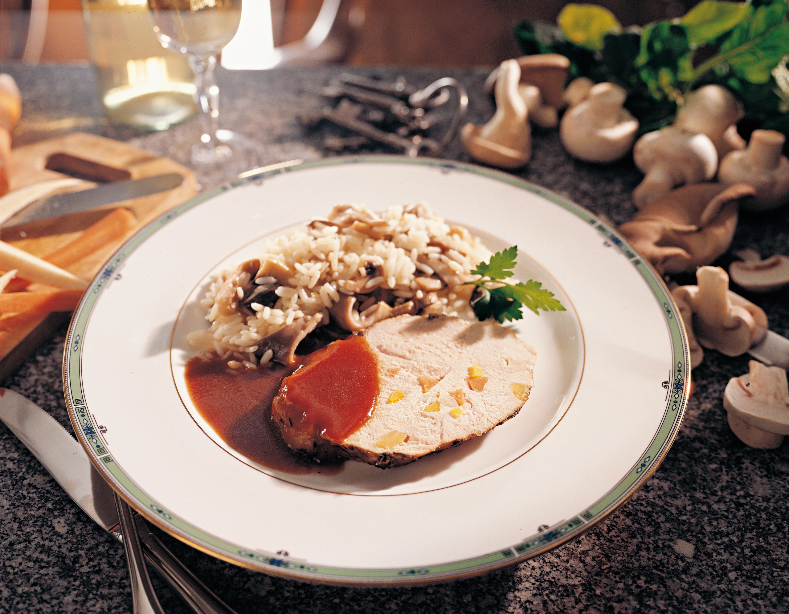 Gespickte Putenbrust im Netz gebraten