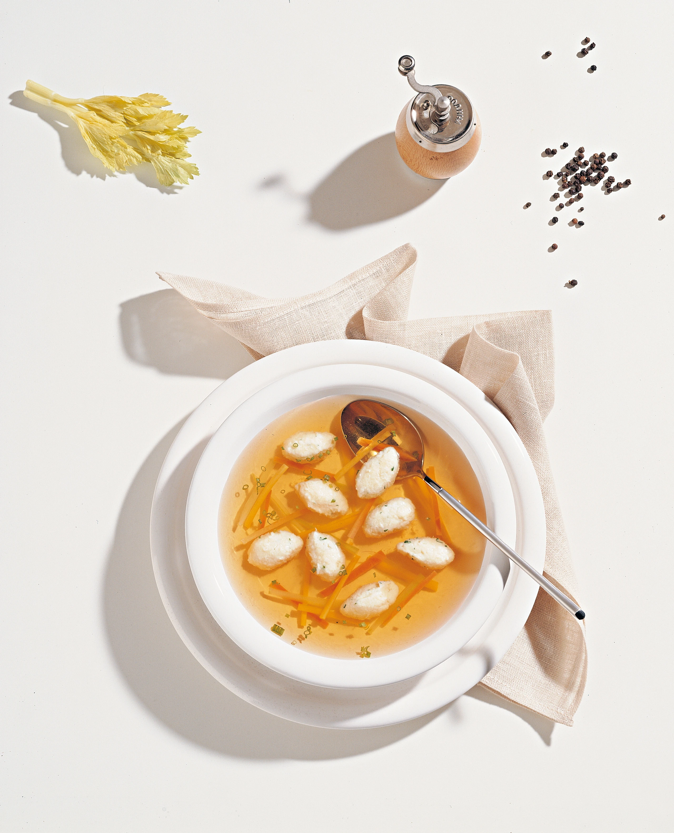 Rindsuppe mit Käse-Nockerl