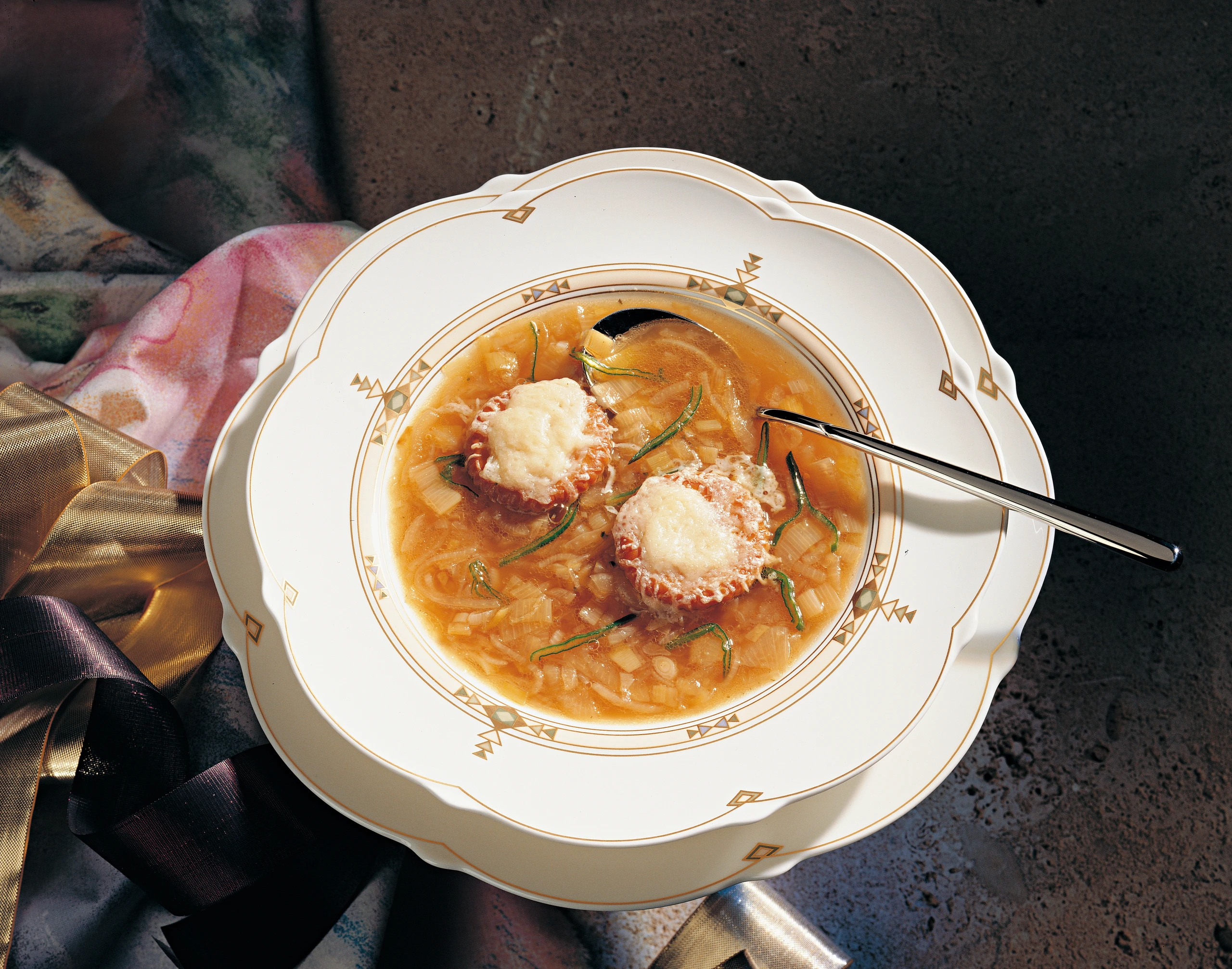 Zwiebelsuppe mit Käsekräckern