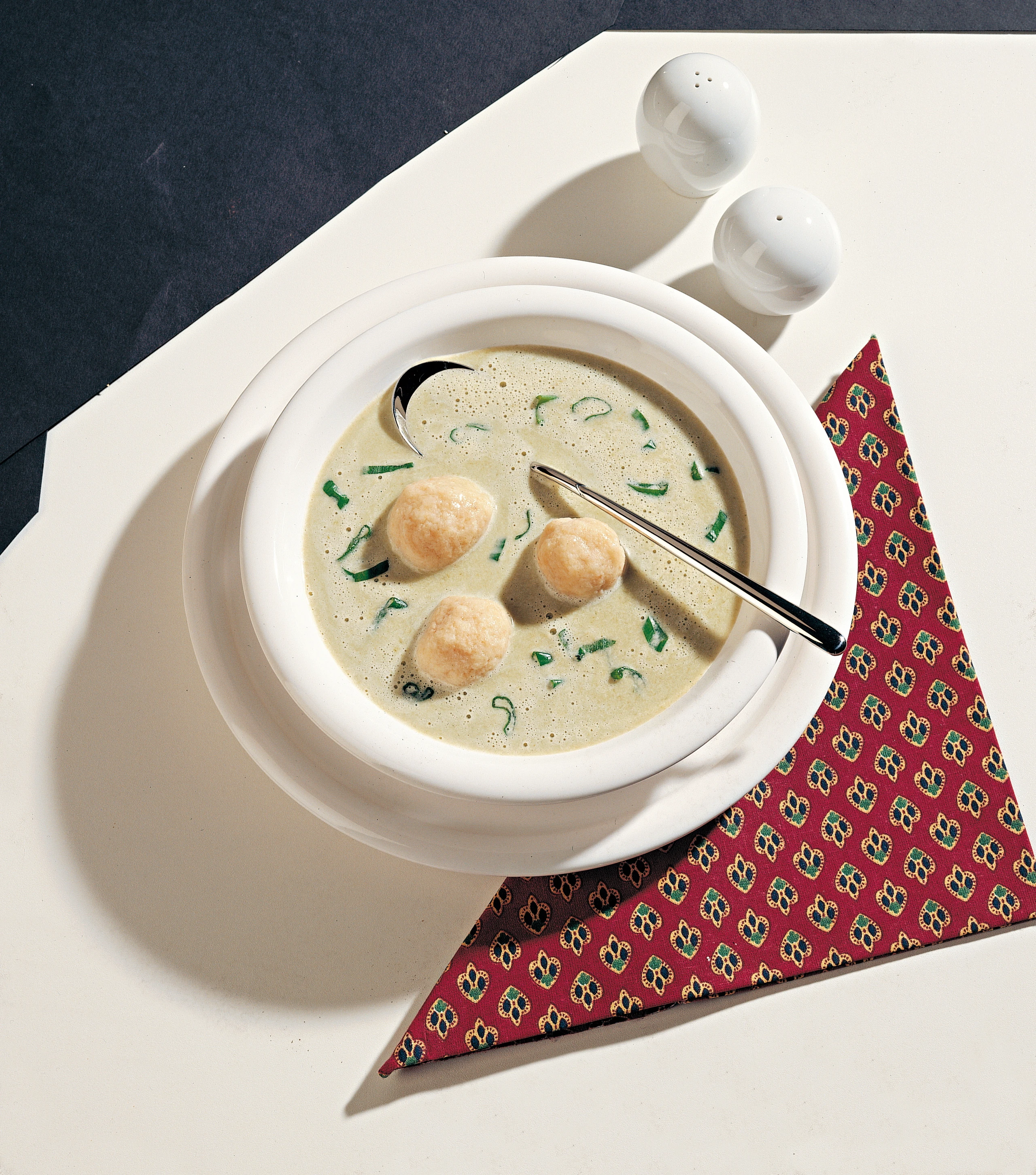 Jungzwiebel-Cremesuppe mit Kräuter-Butterknödeln