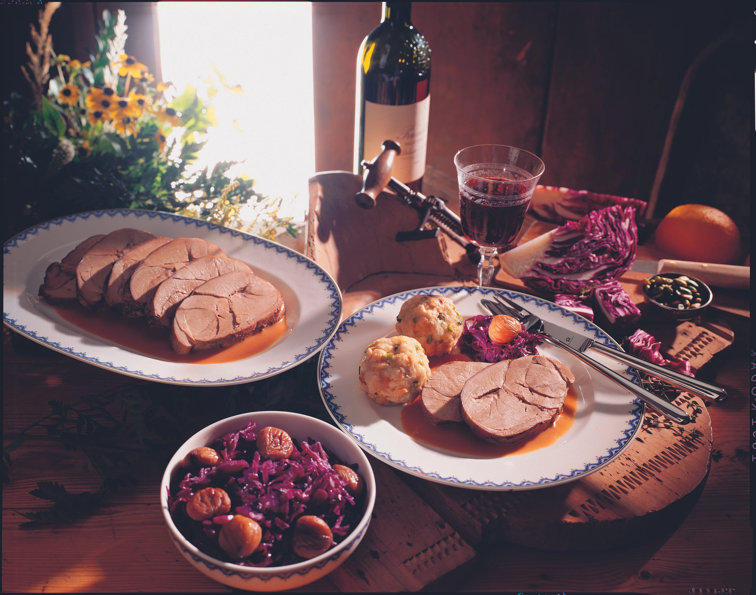 Marinierte Wildschweinkeule mit Hagebuttensauce