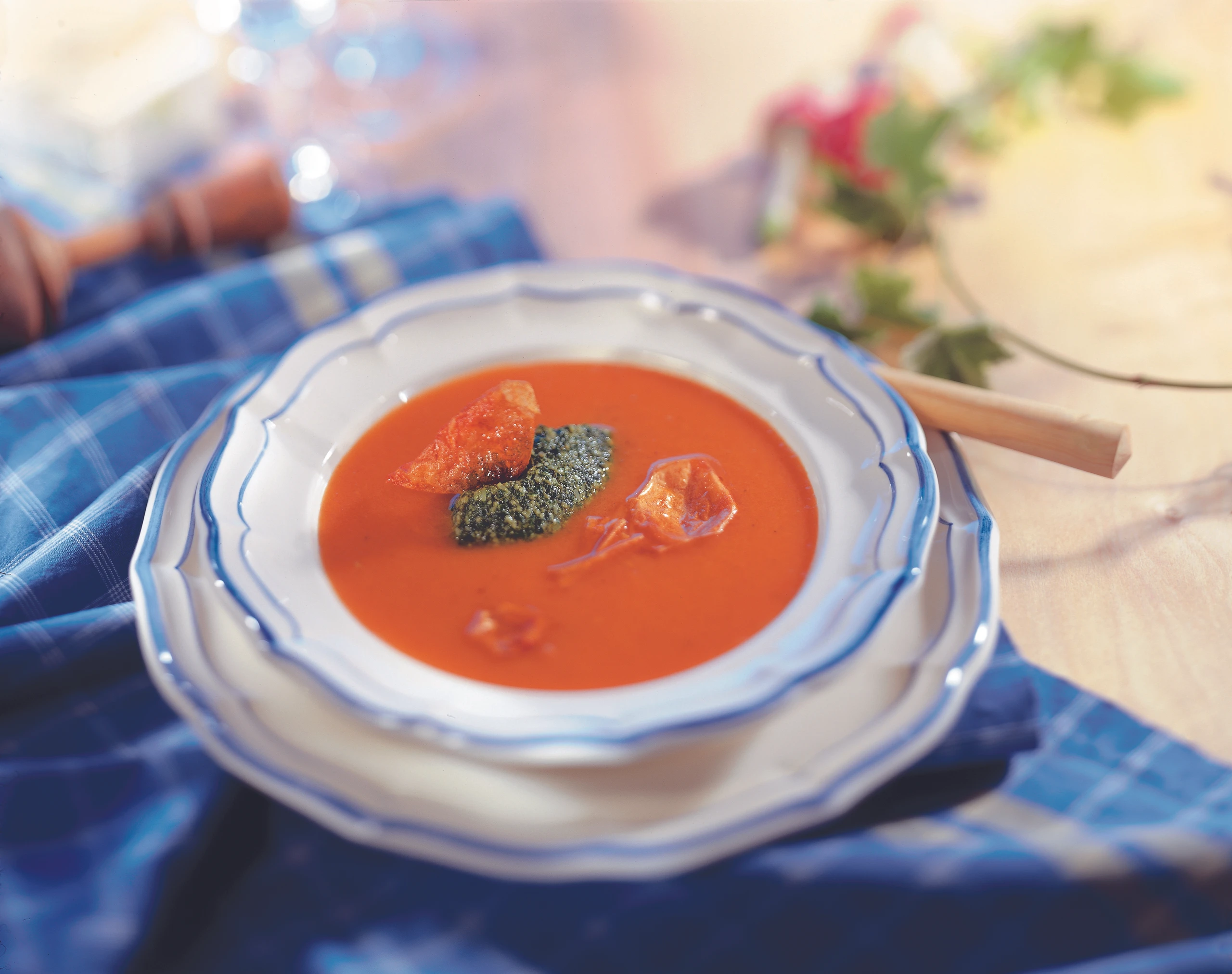 Paradeissuppe mit Rucola-Käse-Nockerl