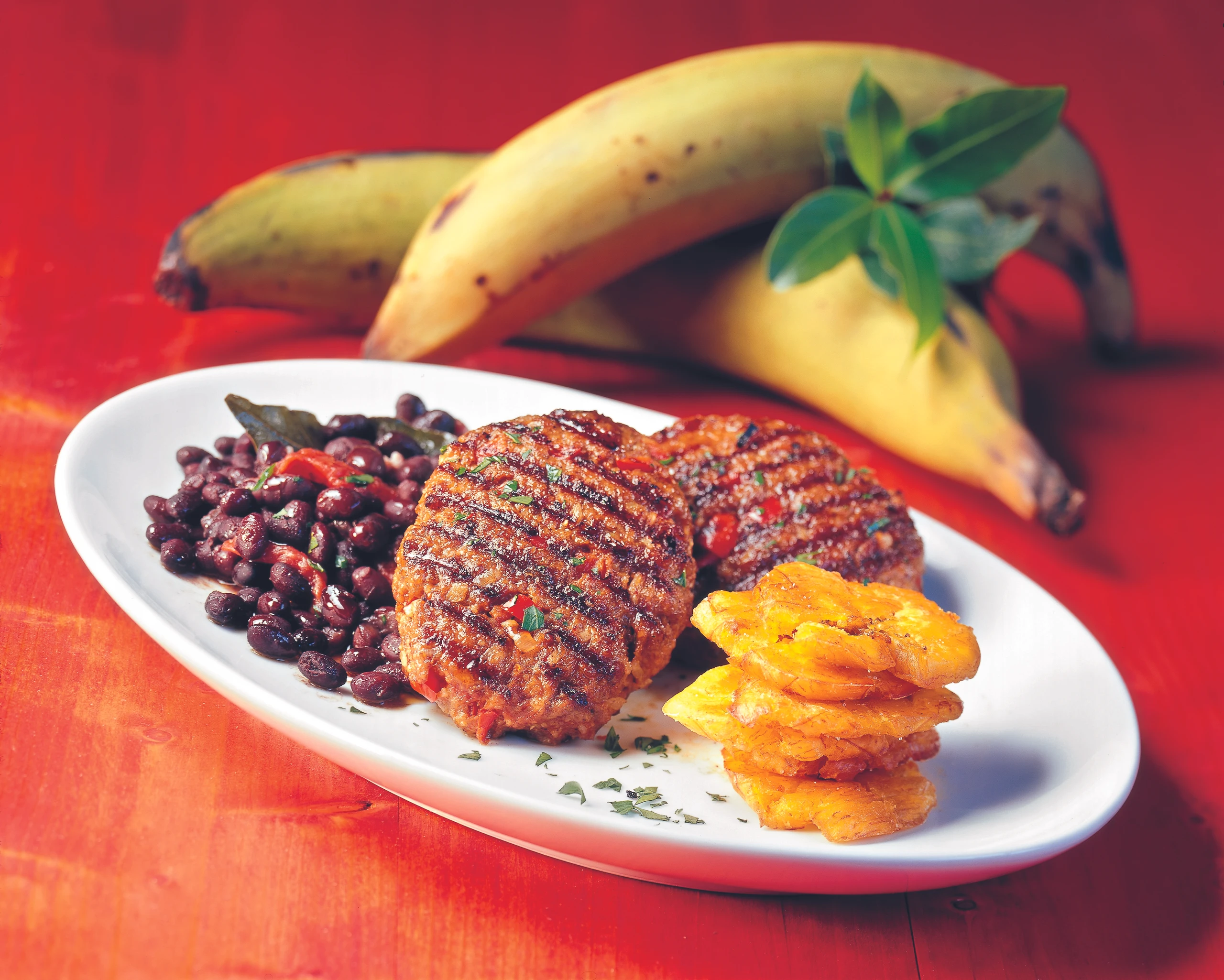 Steaks aus Kalbsfaschiertem mit Bohnen und Kochbananen-Chips