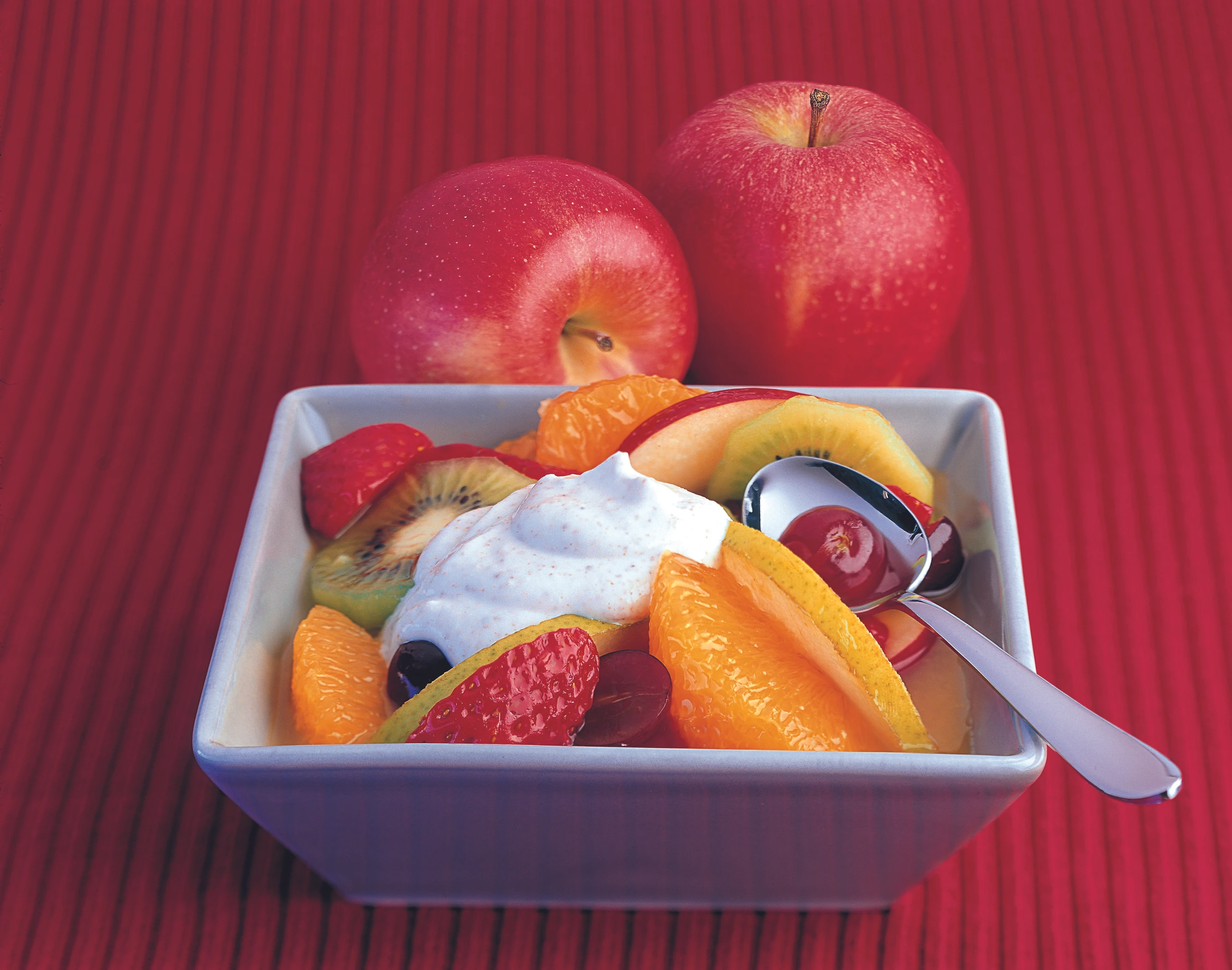 Schneller Fruchtsalat mit Topfencreme